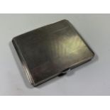 AN ART DECO HALLMARKED SILVER ENGINE TURNED CIGARETTE CASE, WEIGHT 133G