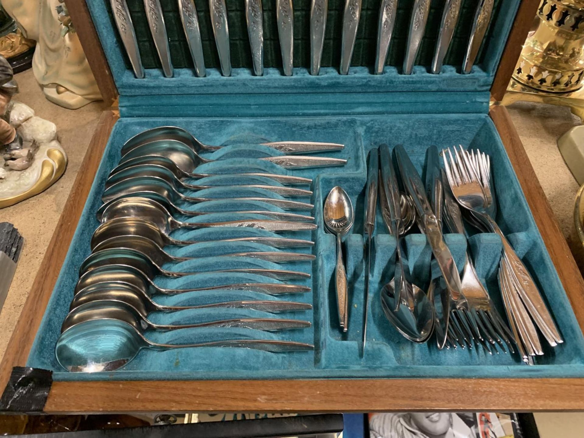 A VINTAGE CANTEEN OF CUTLERY IN A TEAK BOX - Image 3 of 4