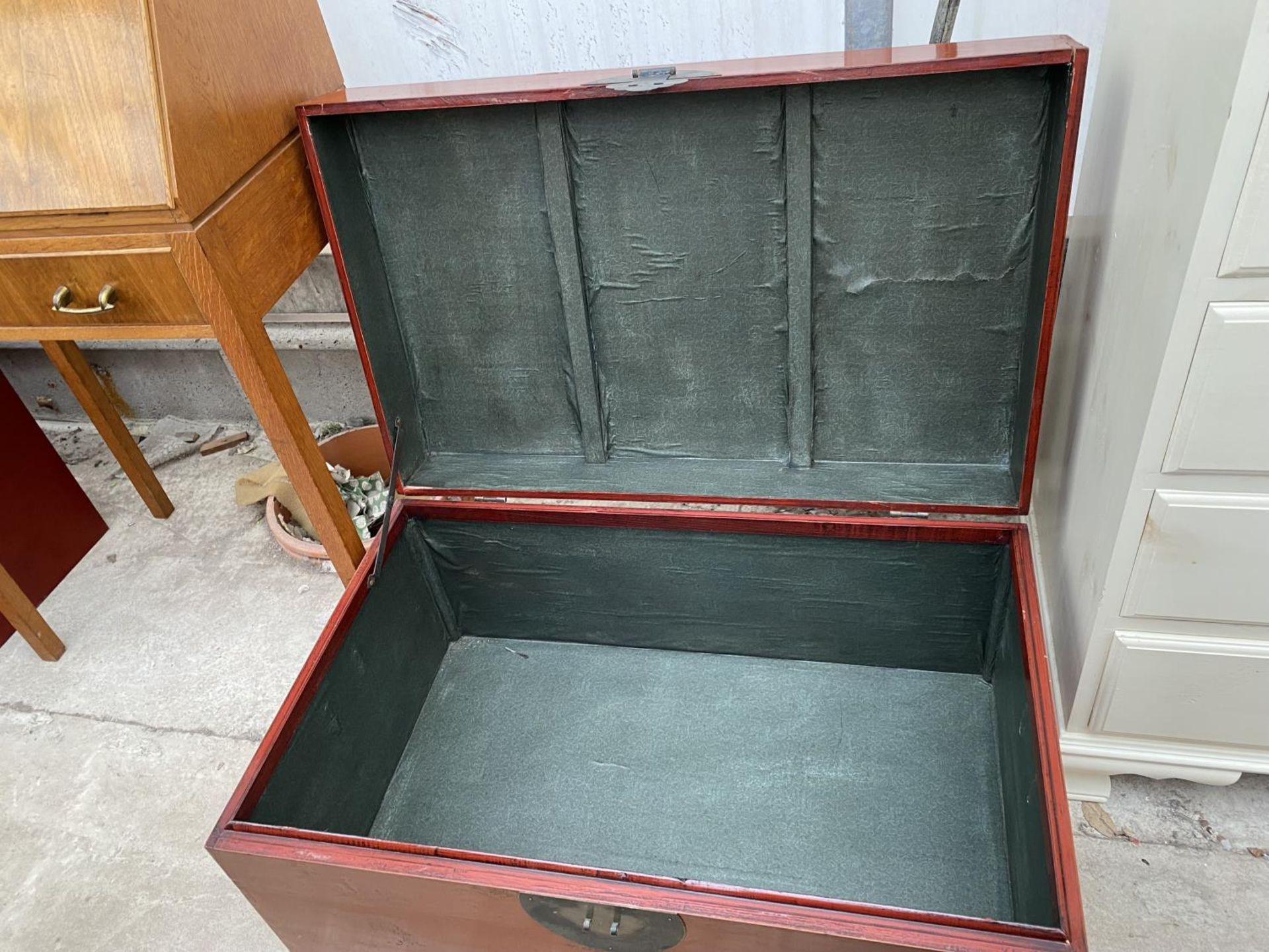 A CHINESE RED LAQUERED STORAGE BOX, 30.5" WIDE - Image 3 of 4