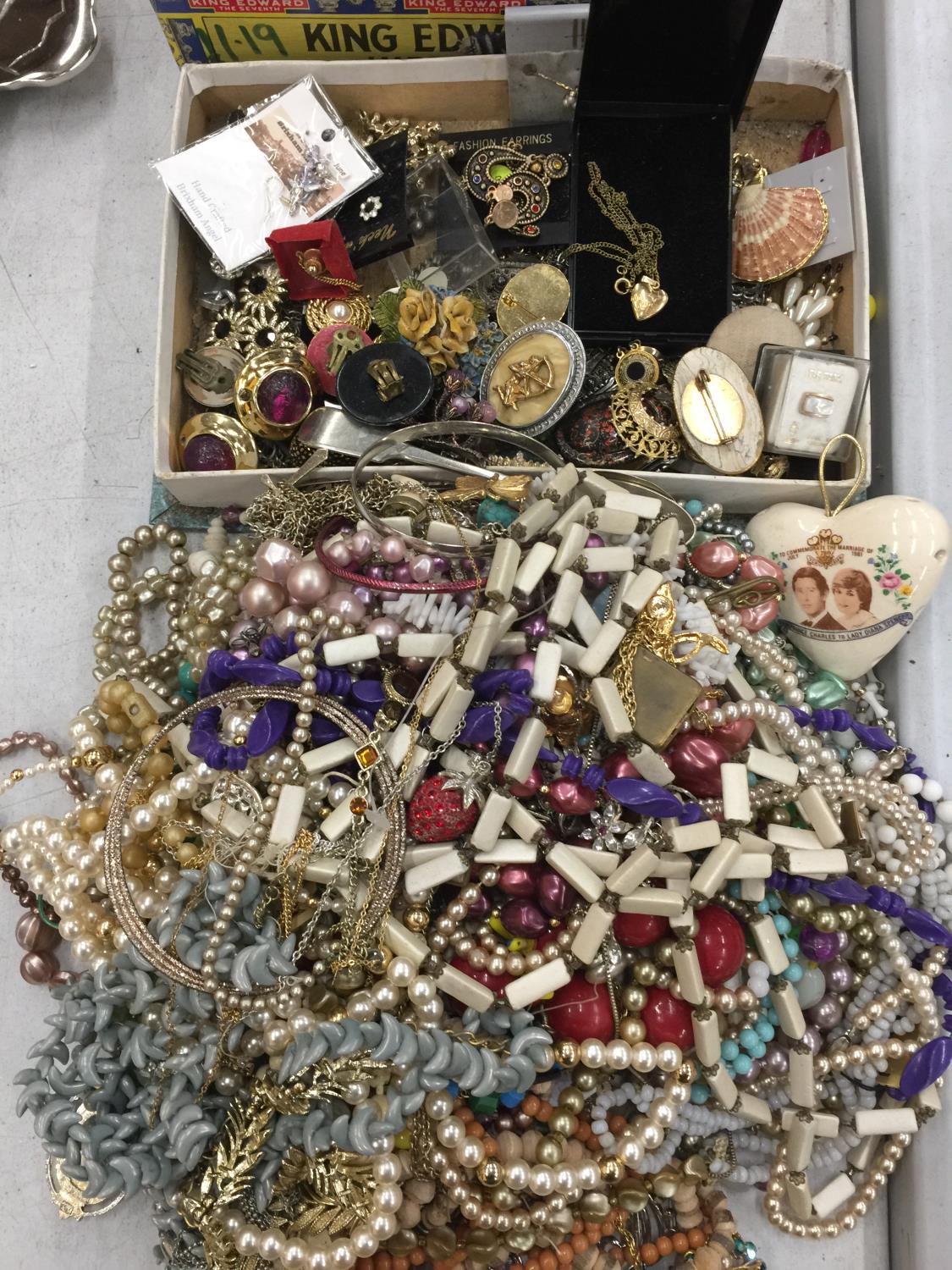 A LARGE QUANTITY OF COSTUME JEWELLERY TO INCLUDE BROOCHES, NECKLACES, EARRINGS, BANGLES, BEADS, ETC - Image 3 of 3