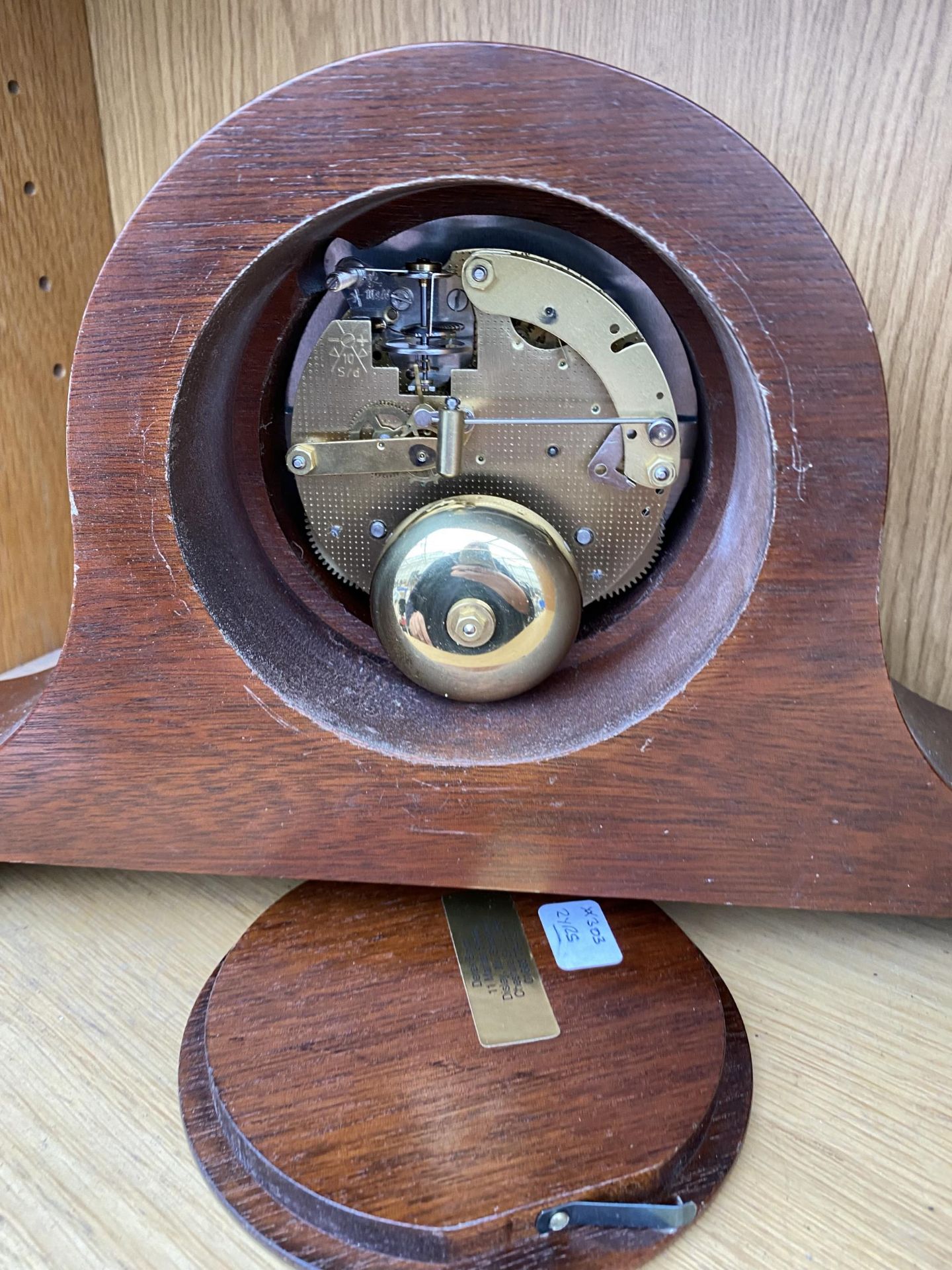 A COMITTI OF LONDON MAHOGANY CASED CHIMING MANTLE CLOCK - BELIEVED IN WORKING ORDER BUT NOT WARRANTY - Image 3 of 5