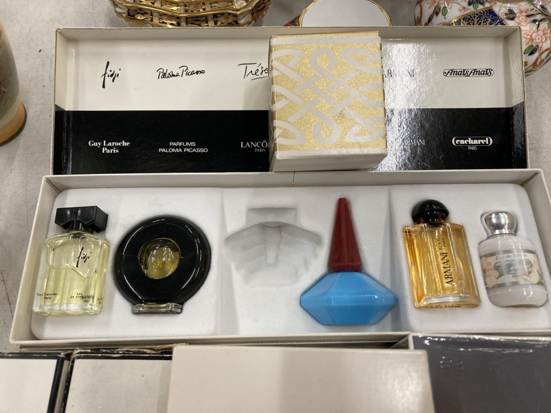 A COLLECTION OF PART BOTTLES OF EAU DE COLOGNES TO INCLUDE CHANEL NO 5, AVON, A BOXED MINIATURES - Image 5 of 5