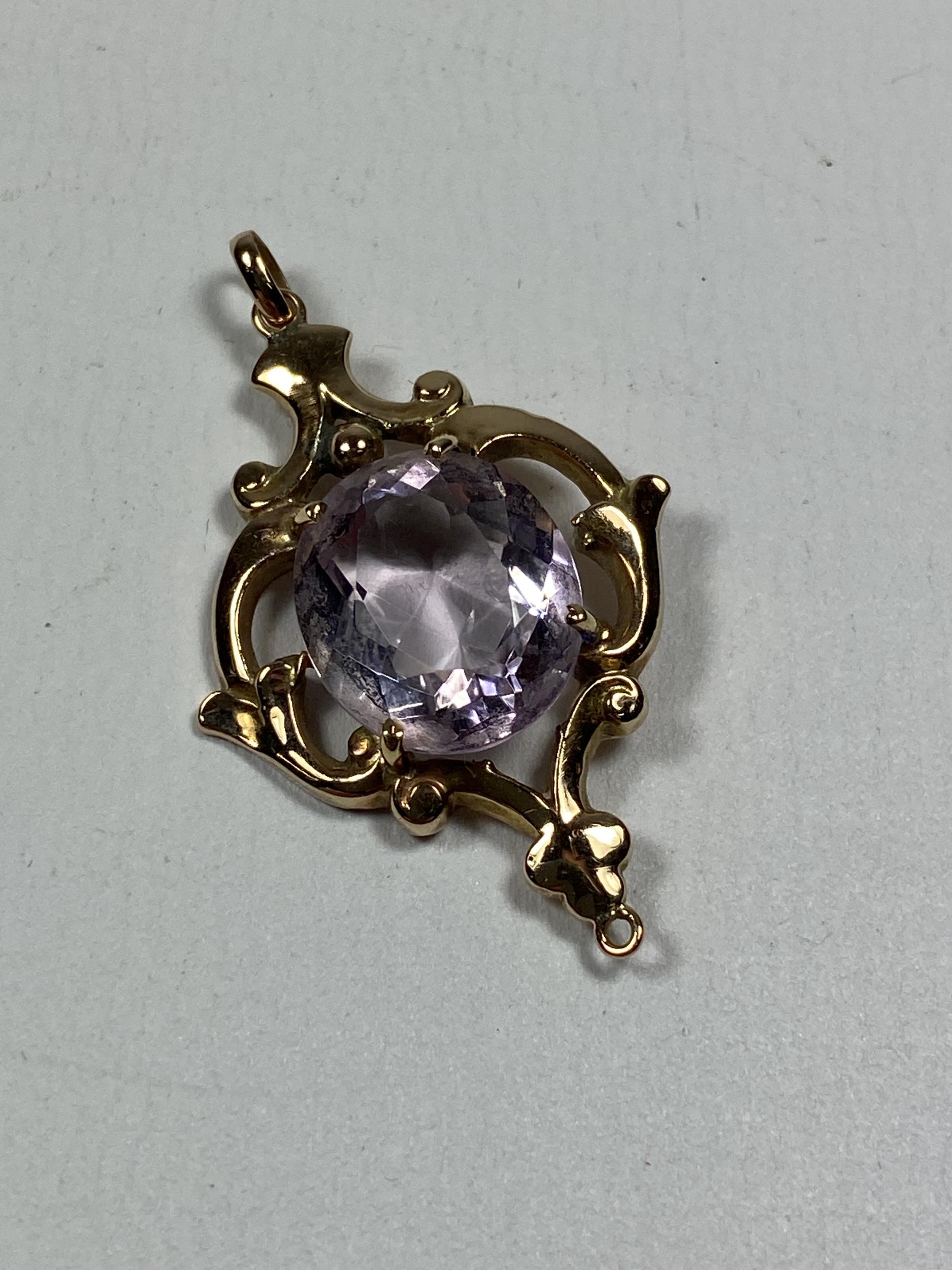 A 9CT YELLOW GOLD AND AMETHYST TYPE STONE PENDANT, WEIGHT 2.29G
