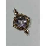 A 9CT YELLOW GOLD AND AMETHYST TYPE STONE PENDANT, WEIGHT 2.29G