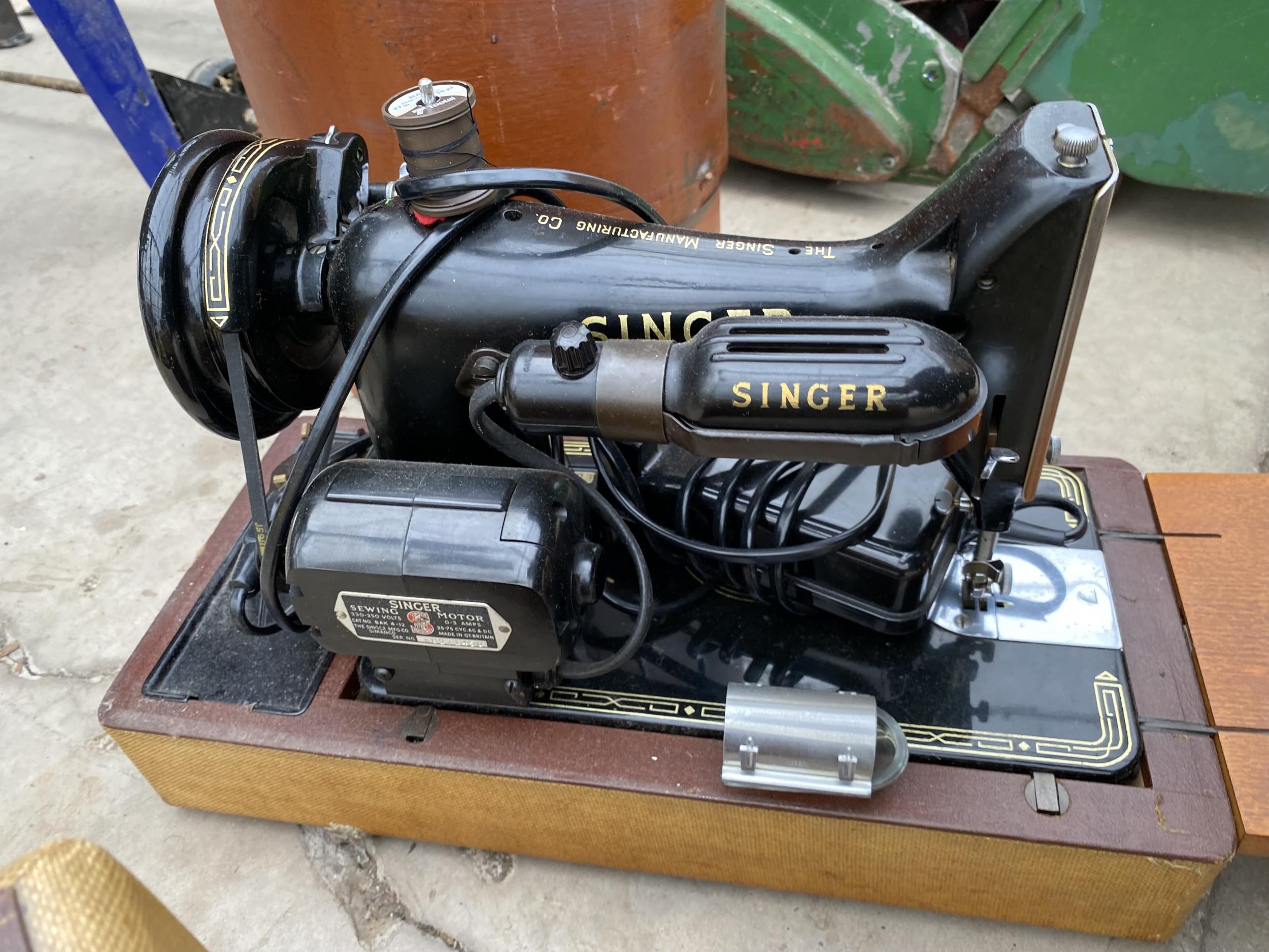 AN ELECTRIC SINGER SEWING MACHINE WITH FOOT PEDAL AND CARRY CASE - Image 4 of 6