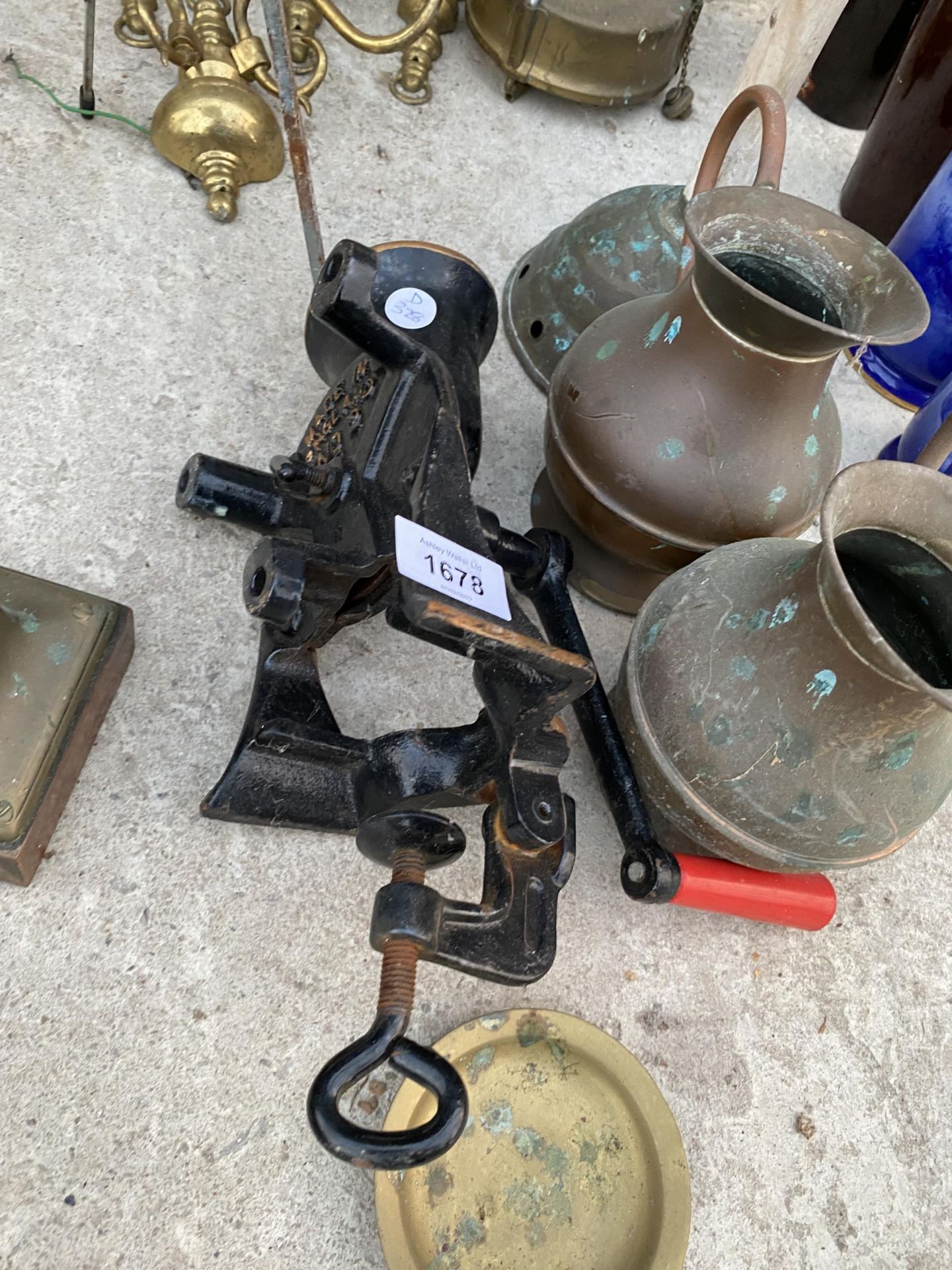 AN ASSORTMENT OF METALWARE ITEMS TO INCLUDE A COPPER POSSER, TWO COPPER JUGS AND A BEAN SLICER ETC - Image 2 of 4