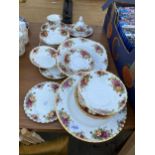 AN ASSORTMENT OF ROYAL ALBERT OLD COUNTRY ROSE ITEMS TO INCLUDE PLATES, SAUCERS AND A CUP ETC