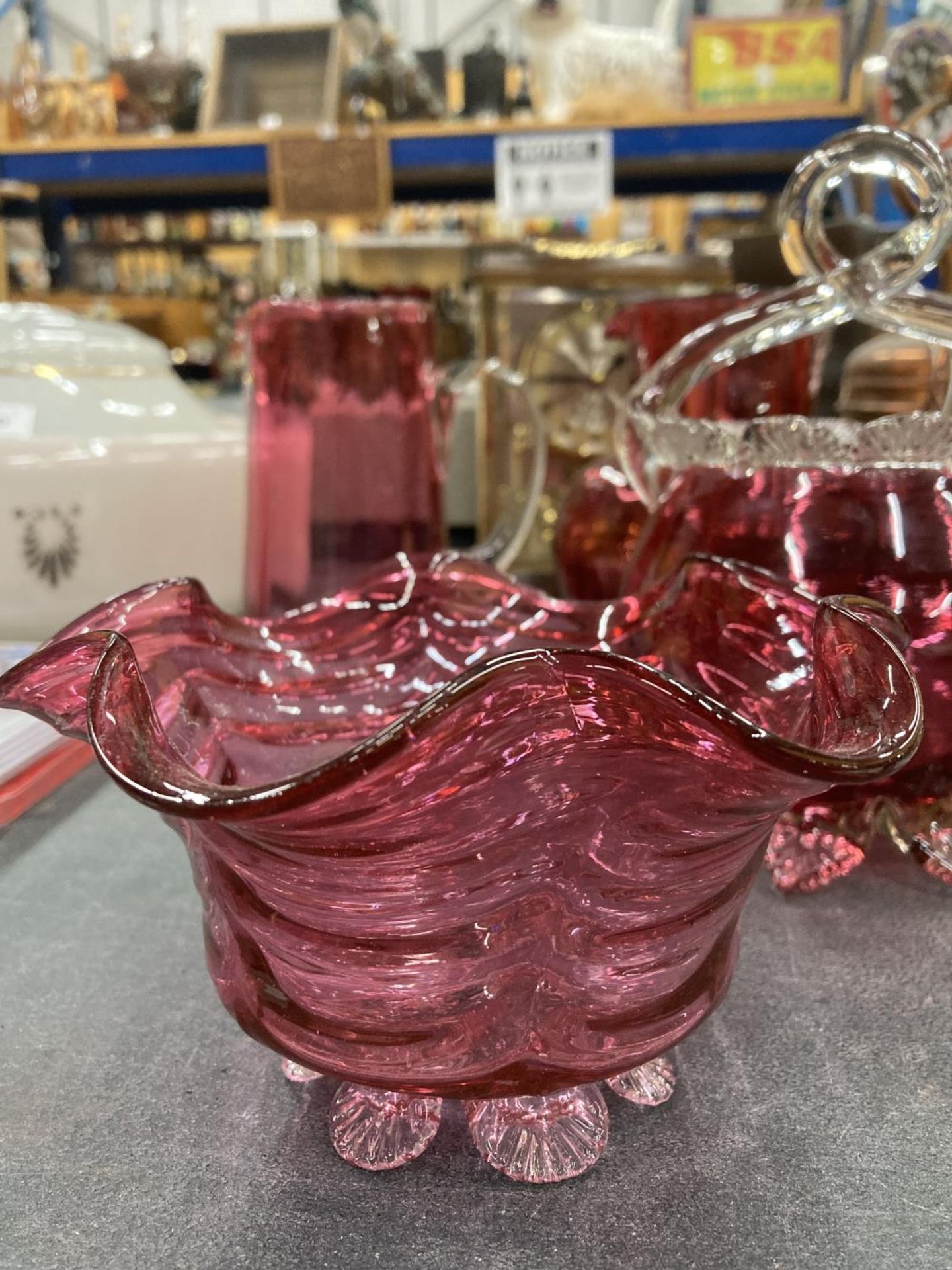 A PAIR OF CRANBERRY GLASS JUGS HEIGHT 16CM - Image 4 of 4