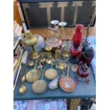 A LARGE ASSORTMENT OF METAL WARE ITEMS TO INCLUDE OIL LAMPS, A COPPER KETTLE AND BRASS ANIMALS ETC