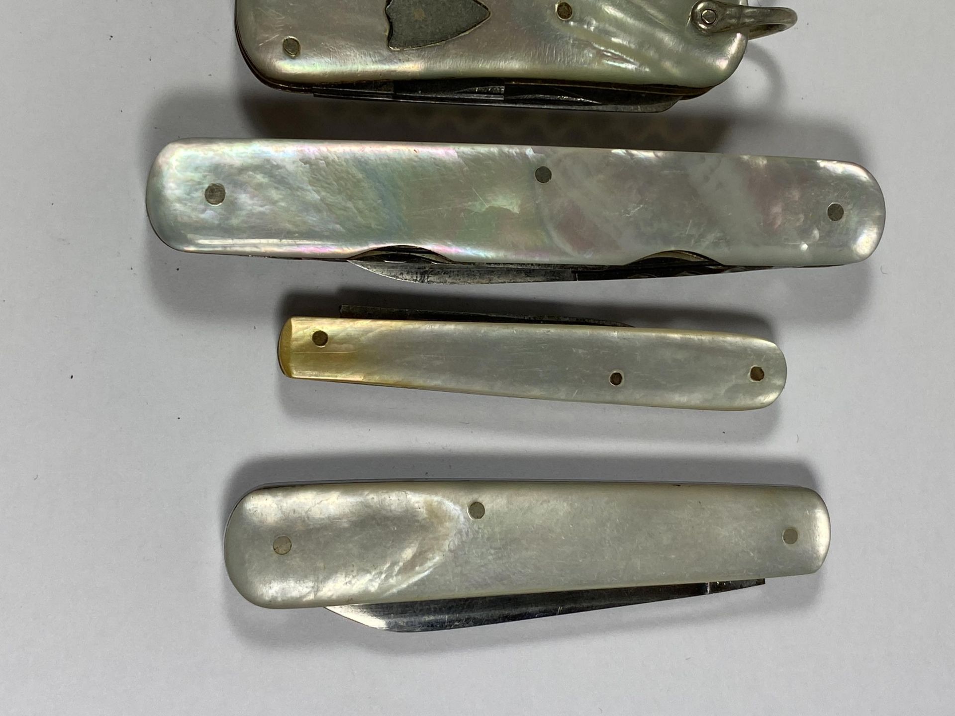 A SET OF SEVEN VINTAGE MOTHER OF PEARL FRUIT KNIVES - Image 3 of 3