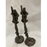 A PAIR OF PAUL JENKINS BRONZE LIZARDS HEIGHT 13.5CM