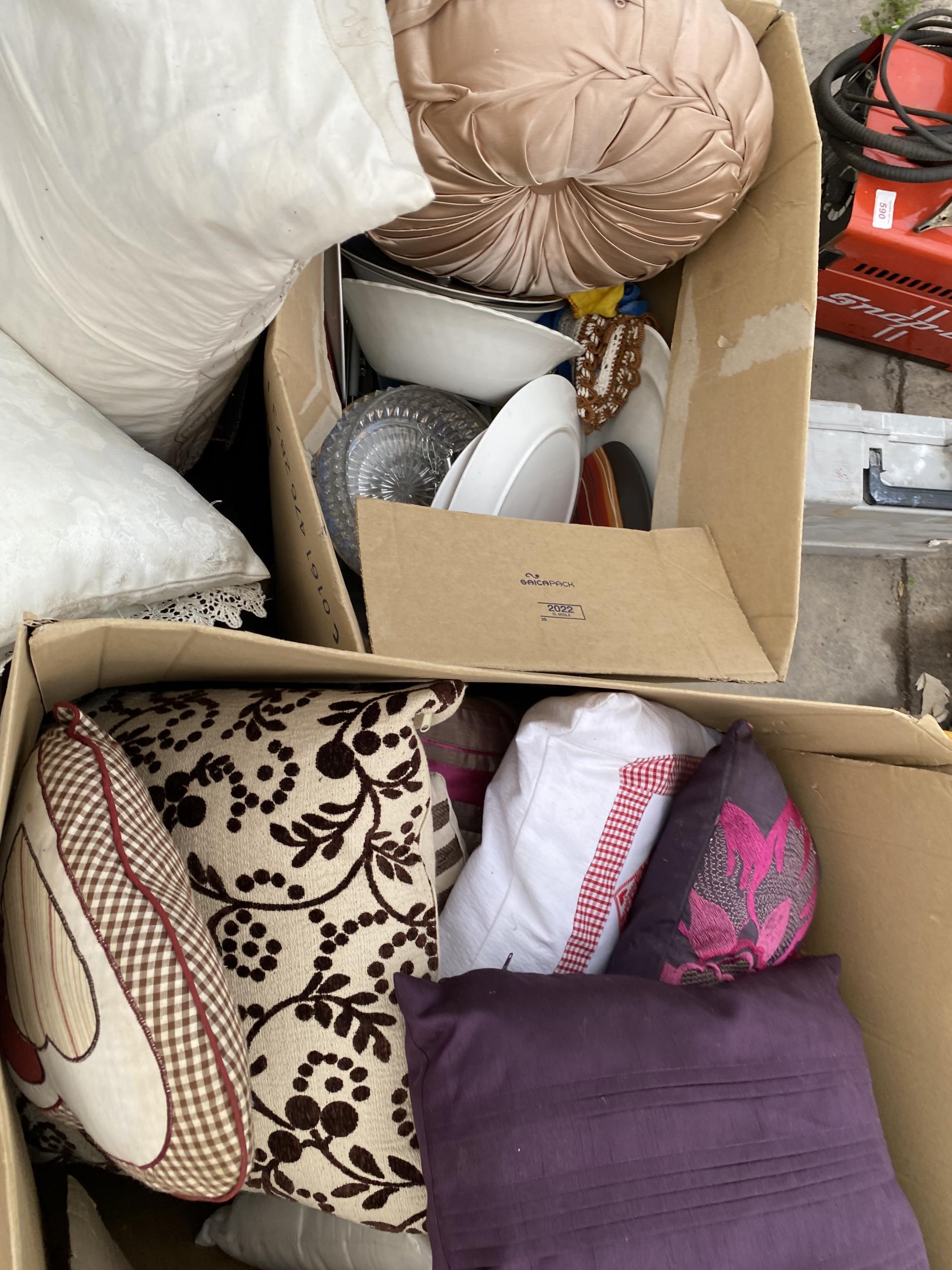 AN ASSORTMENT OF HOUSEHOLD CLEARANCE ITEMS TO INCLUDE CUSHIONS AND CERAMICS ETC - Image 3 of 3
