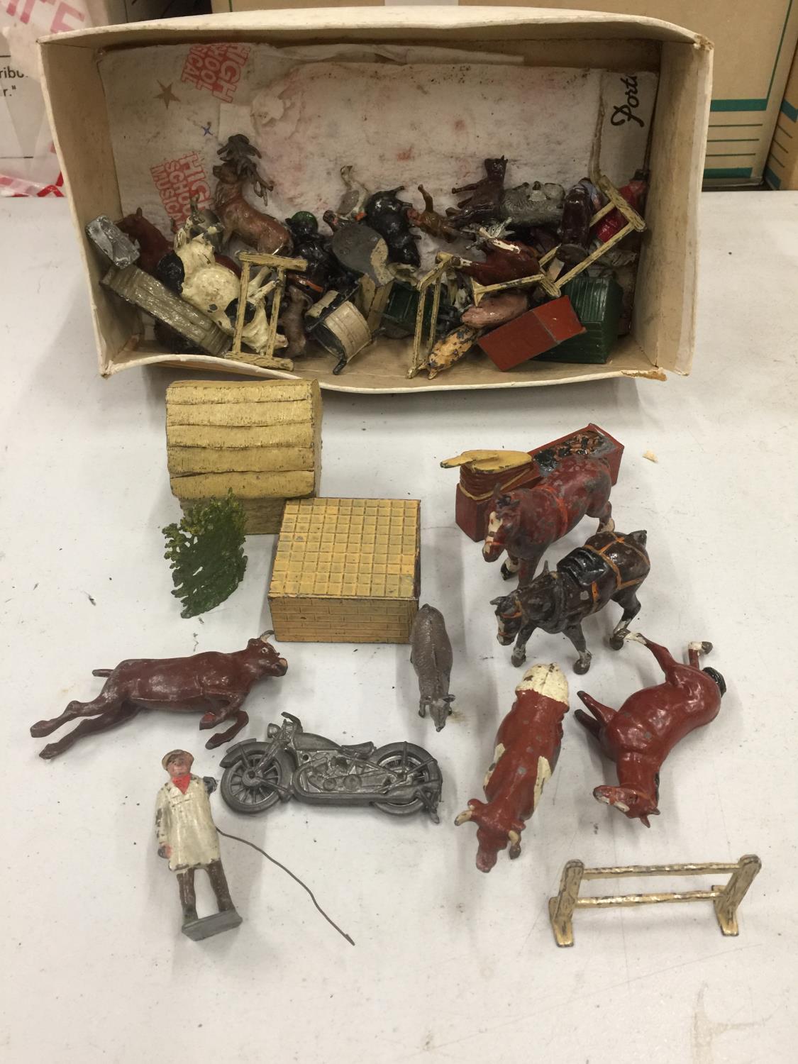 A QUANTITY OF VINTAGE METAL FARM YARD TOYS TO INCLUDE BLACKSMITH'S FORGE, DOG KENNEL, FENCES,