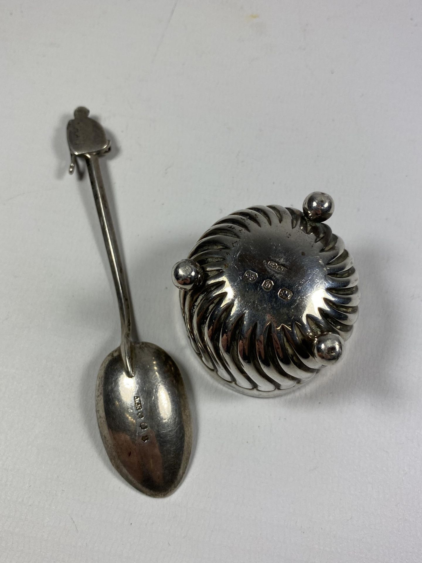 A HALLMARKED SILVER OPEN SALT AND SPOON - Image 2 of 2