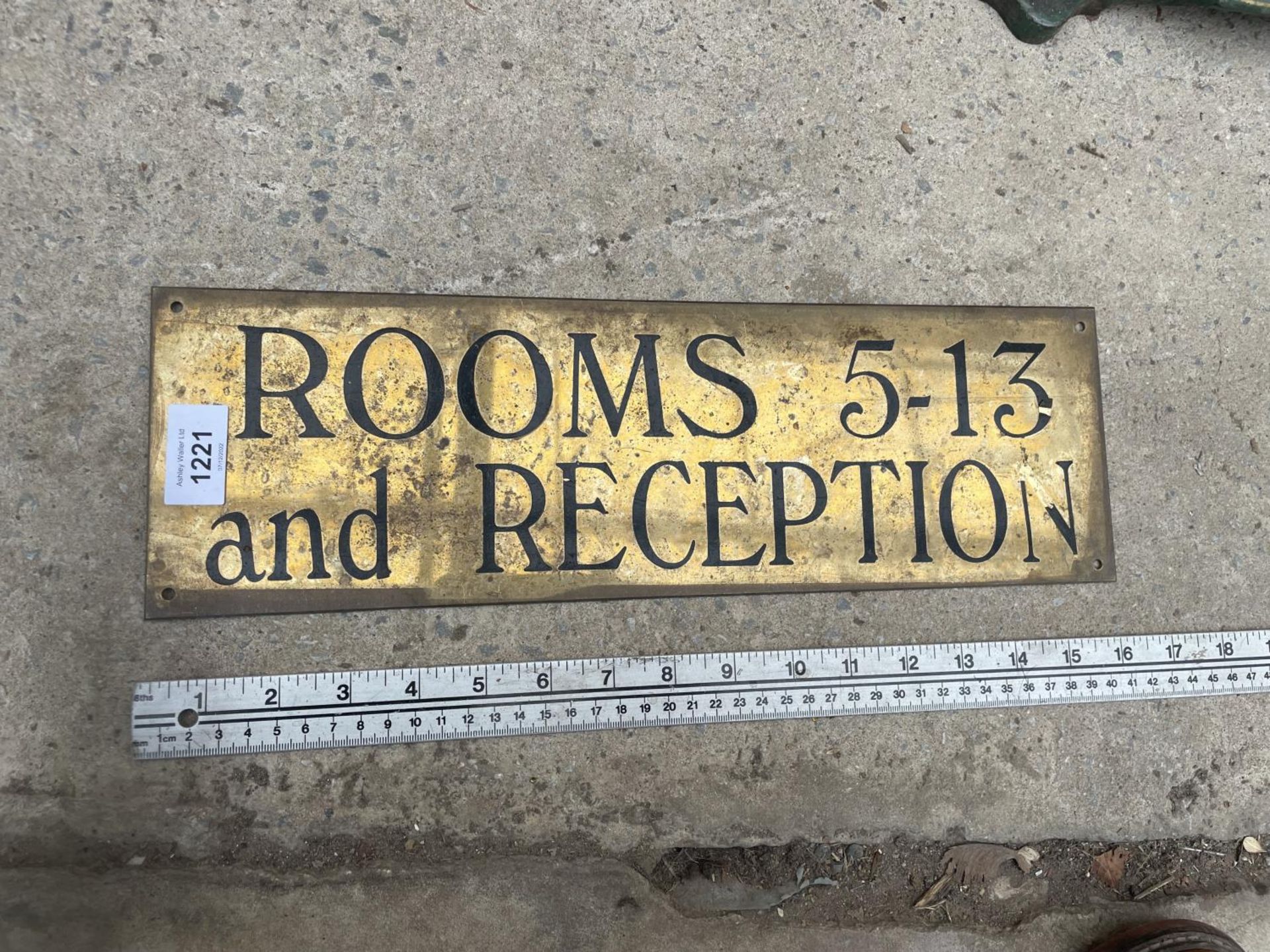 A BRASS 'ROOMS 5-13 AND RECEPTION' SIGN (L:40CM)