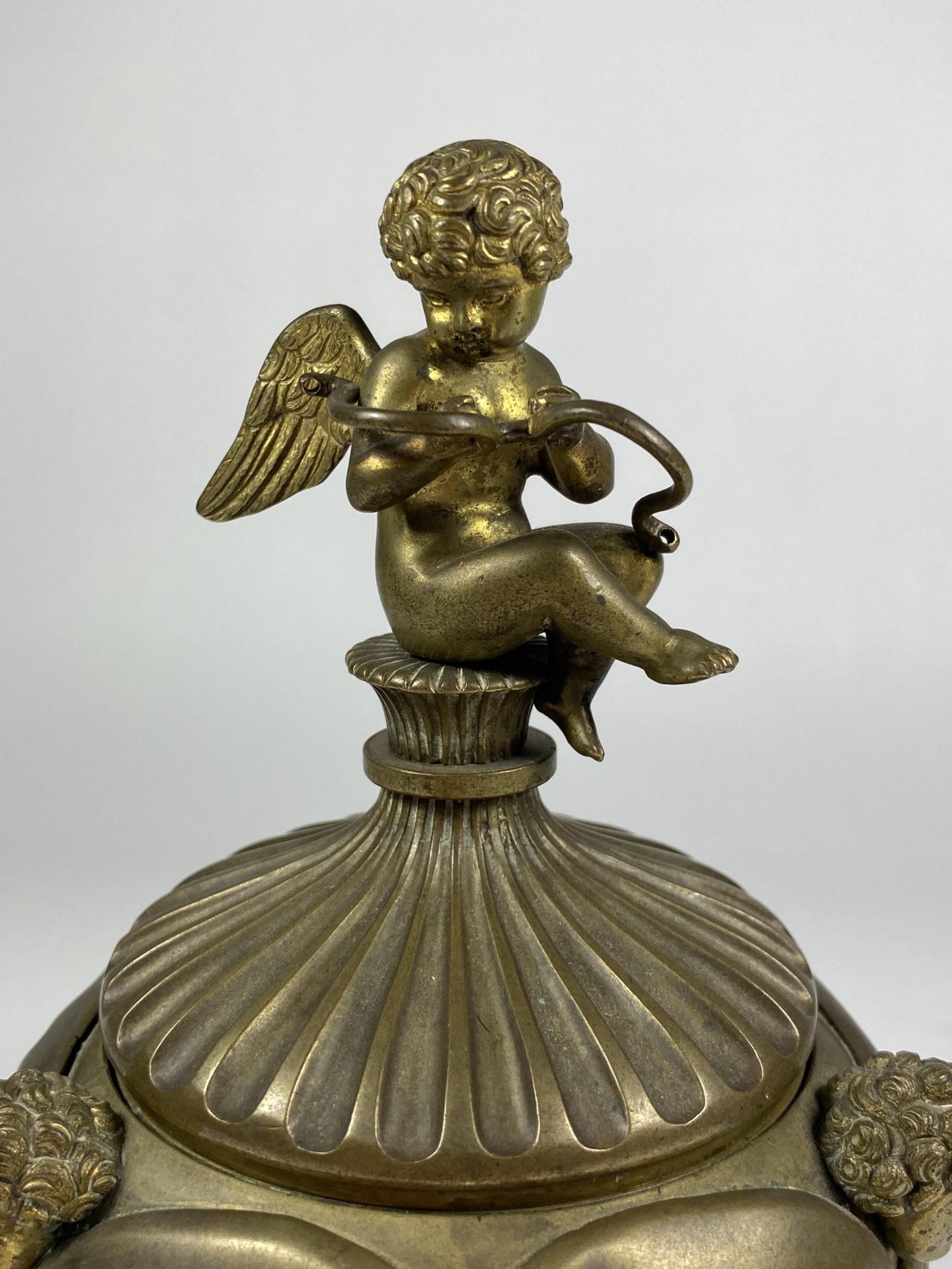 A 19TH CENTURY BRASS PETRARCH'S INKSTAND WITH CHERUB DESIGN, INSRIBED TO UNDERISDE OF LID - Image 3 of 5