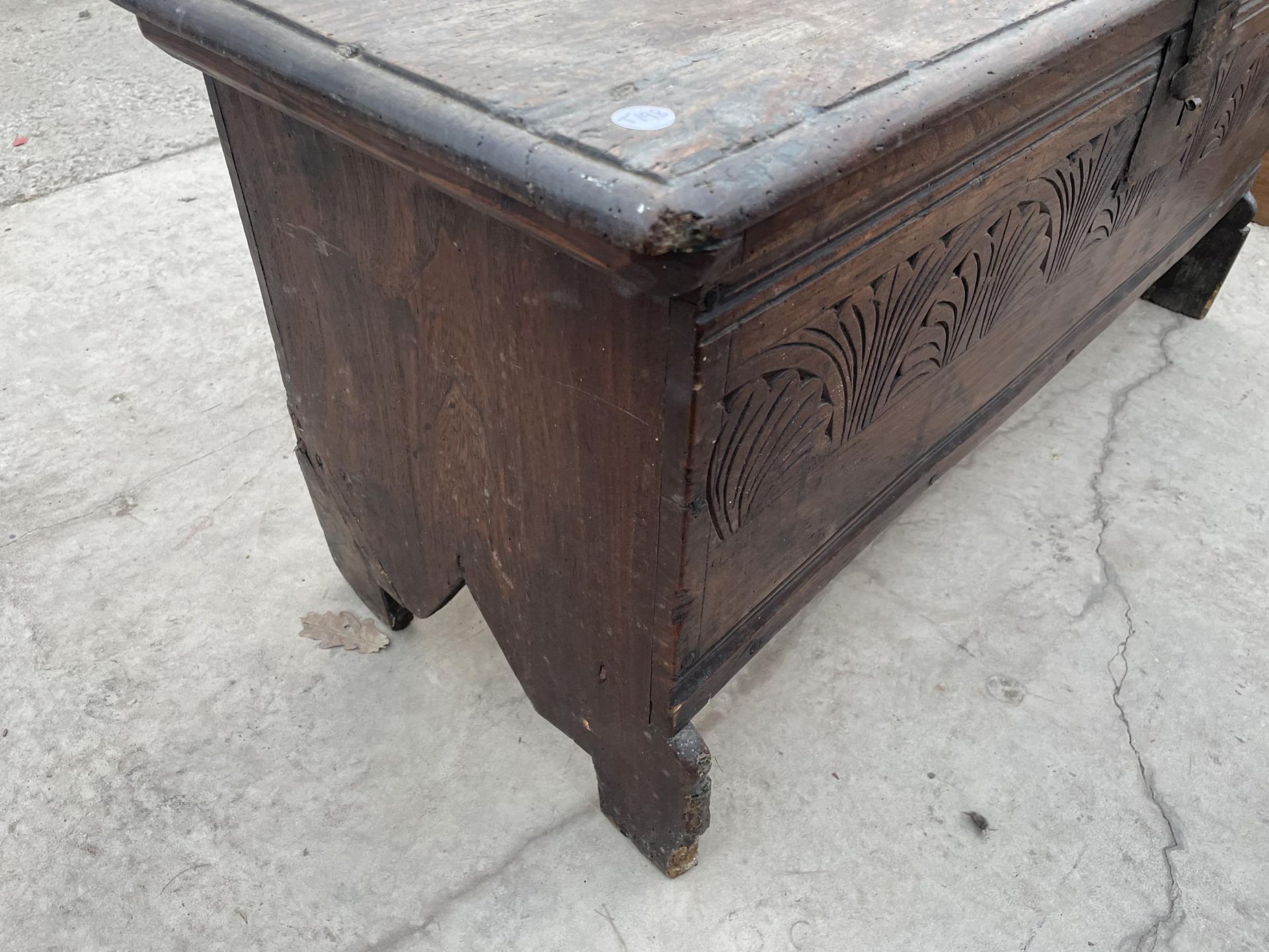 A GEORGIAN OAK SWORD CHEST WITH CARVED FRONT, 38X13" - Image 3 of 5