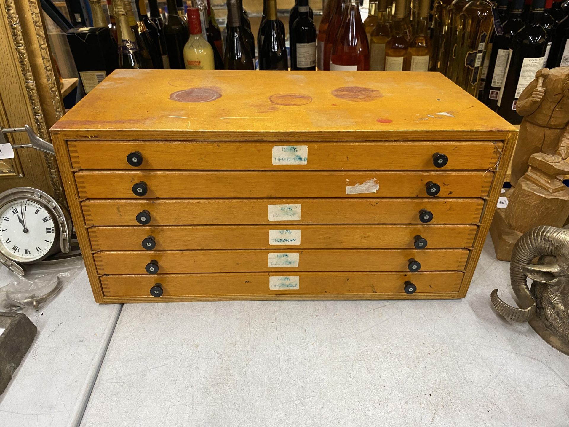 A VINTAGE WOODEN TABLE TOP PRINTERS CHEST OF DRAWERS WITH LEAD PIECES, 25 X 25 X 51CM - Image 2 of 3