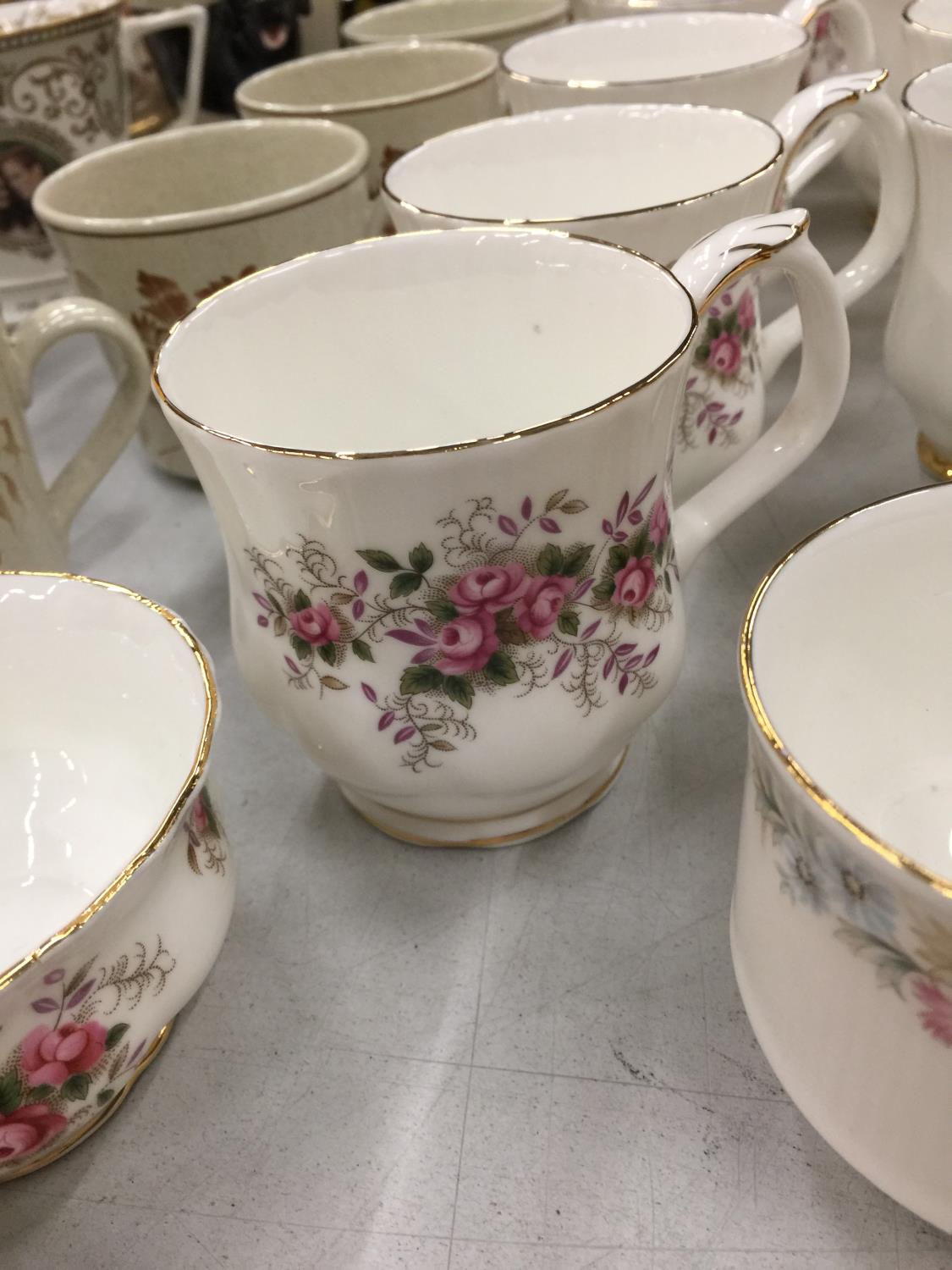 A QUANTITY OF MUGS AND CUPS TO INCLUDE ROYAL ALBERT 'LAVENDER ROSE', 'VAL D'OR', 'OLD COUNTRY - Image 5 of 9