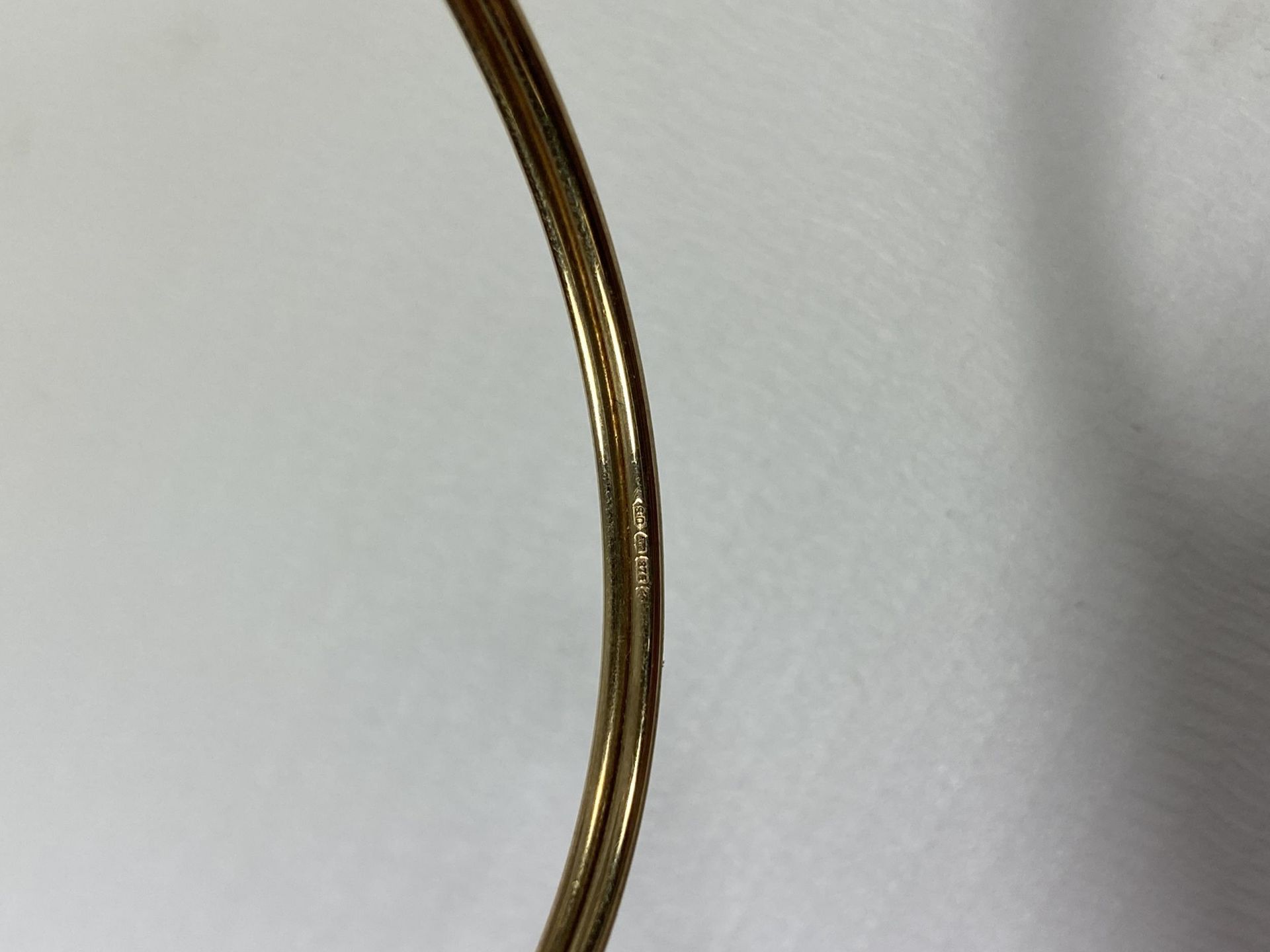 A BOXED 9CT YELLOW GOLD BANGLE, WEIGHT 3.67G - Image 3 of 3