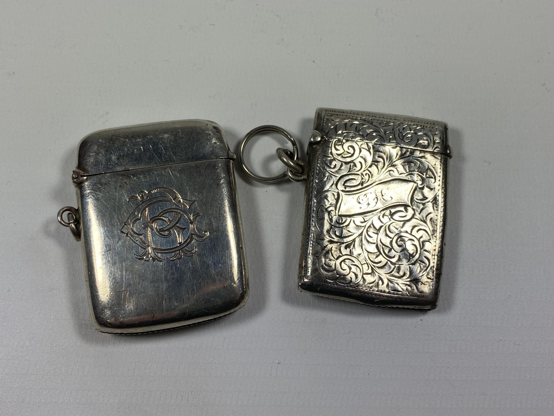 TWO HALLMARKED SILVER VESTA CASES TO INCLUDE A CHESTER EXAMPLE, TOTAL WEIGHT 53G