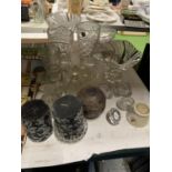 A QUANTITY OF VINTAGE GLASSWARE TO INCLUDE BOWLS, VASES, JUGS, ETC