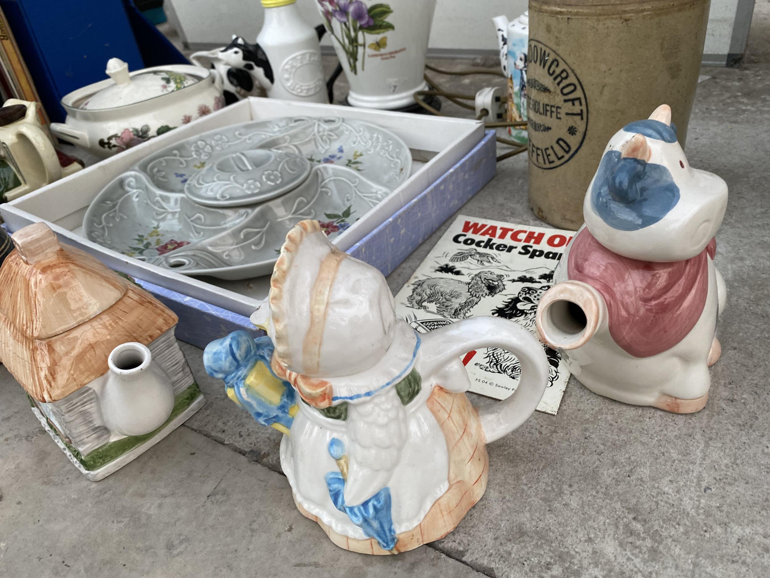 AN ASSORTMENT OF CERAMIC ITEMS TO INCLUDE CHARACTER TEAPOTS, A TABLE LAMP AND AN EARTHENWARE FLAGGON - Image 4 of 4