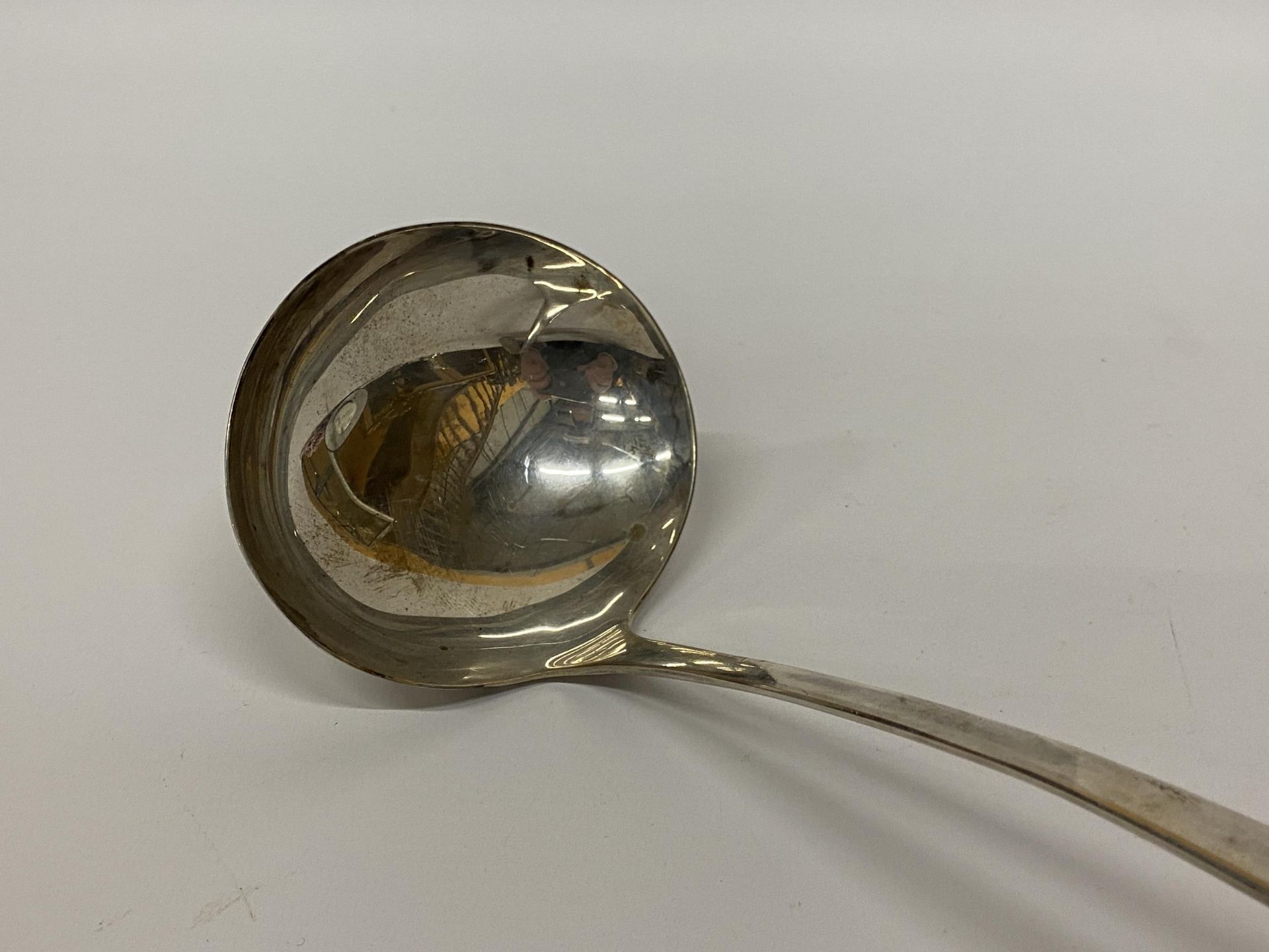 A LARGE SHEFFIELD HALLMARKED SILVER SAUCE LADLE, MAKER E.V, WEIGHT 220G - Image 2 of 3
