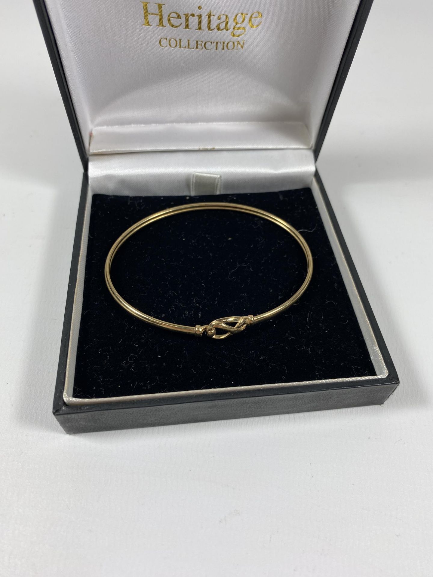 A BOXED 9CT YELLOW GOLD BANGLE, WEIGHT 3.67G