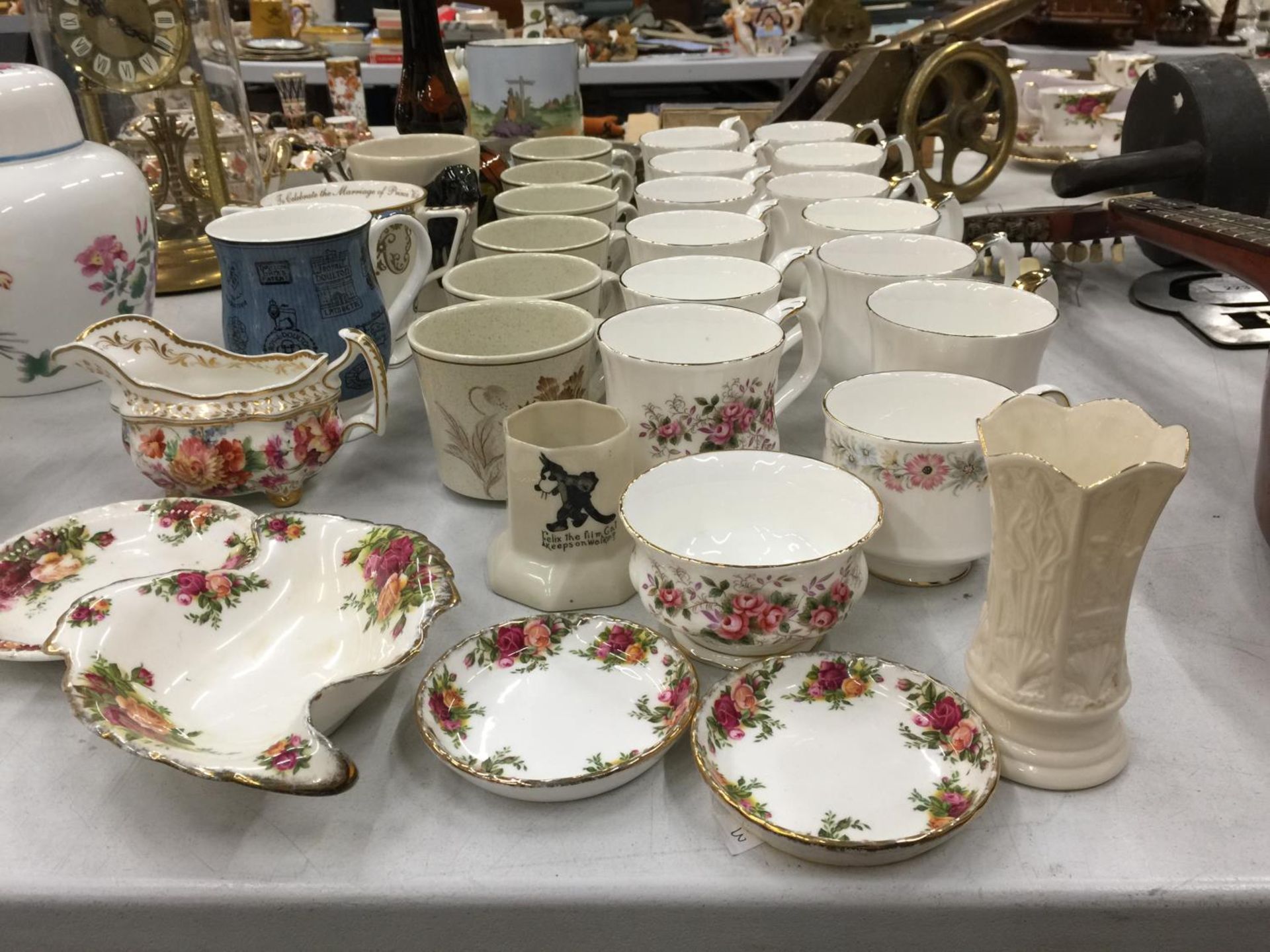 A QUANTITY OF MUGS AND CUPS TO INCLUDE ROYAL ALBERT 'LAVENDER ROSE', 'VAL D'OR', 'OLD COUNTRY