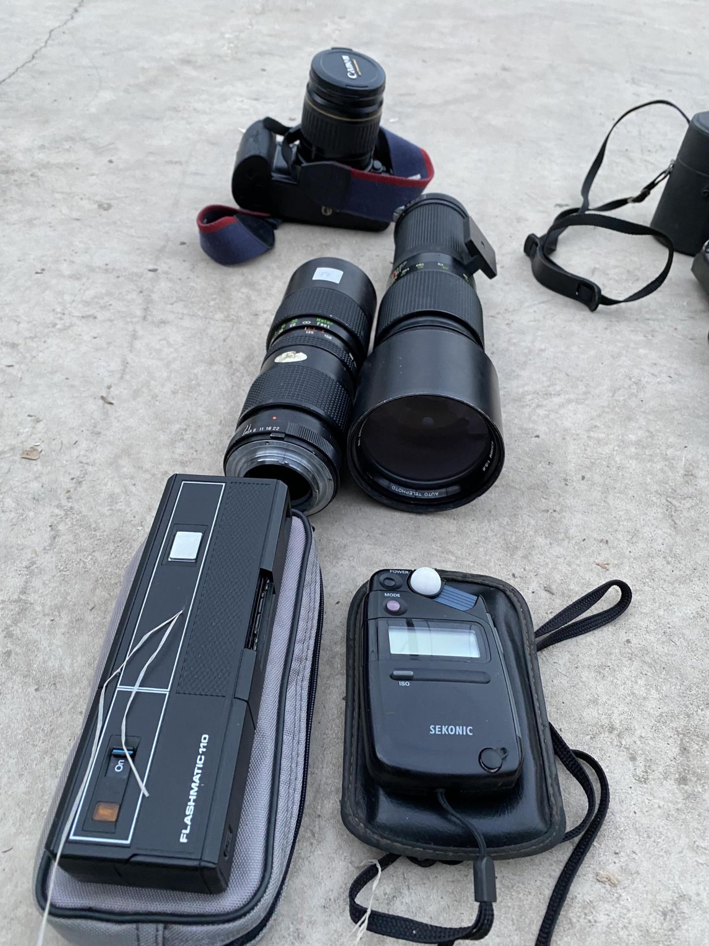 A COLLECTION OF CAMERA EQUIPMENT TO INCLUDE A CANON CAMERA, A VIVITAR 400MM LENS AND A FLASHMATIC - Image 2 of 3