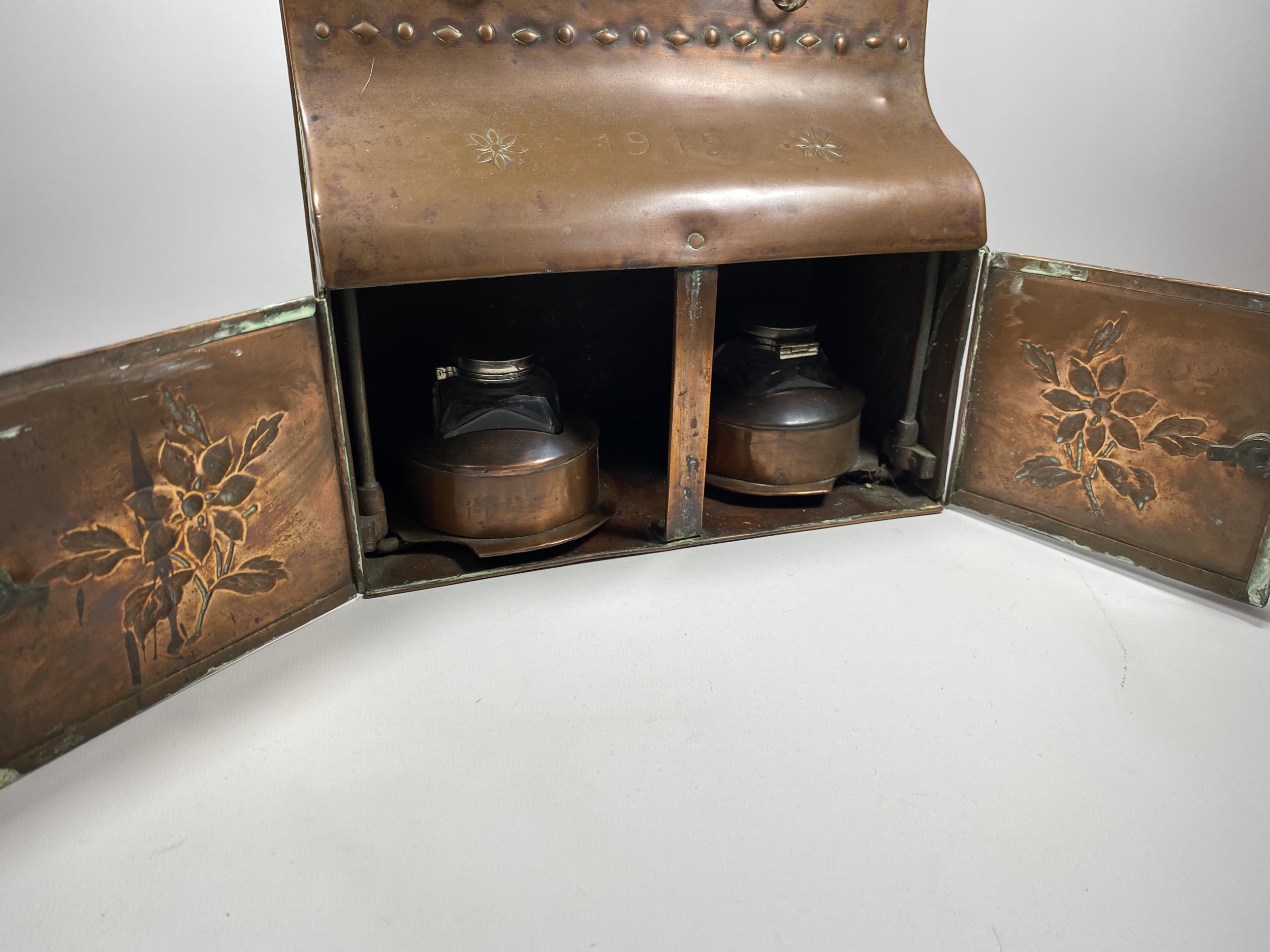 AN ARTS AND CRAFTS 1912 COPPER DESKSTAND WITH LIFT UP TOP SECTION, TWO SMALL DRAWERS AND LOWER DOORS - Image 4 of 7