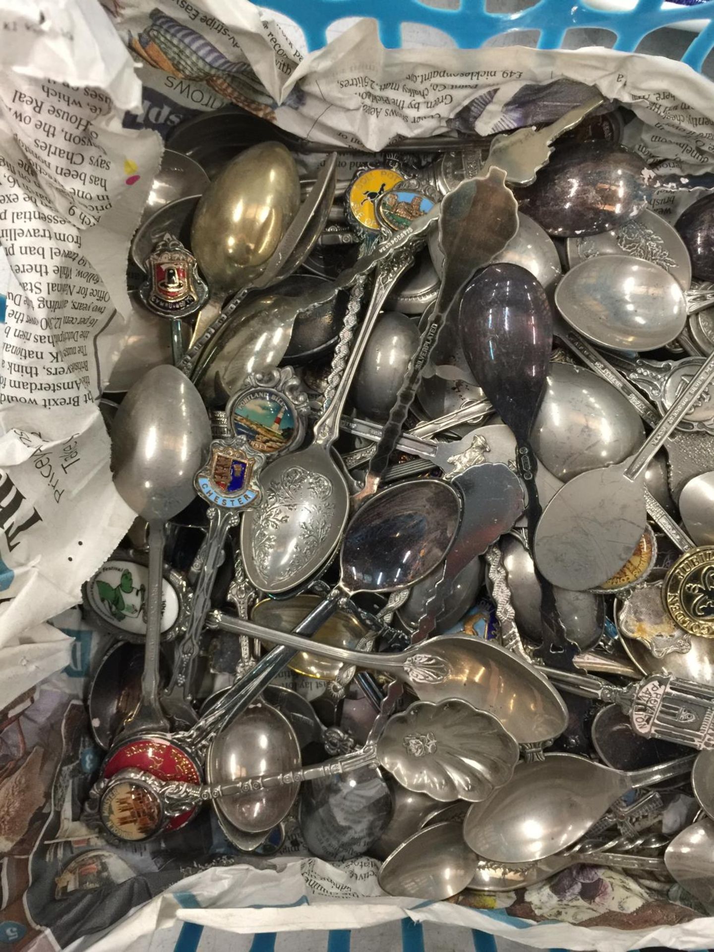 A LARGE COLLECTION OF SOUVENIR TEASPOONS - Image 2 of 3