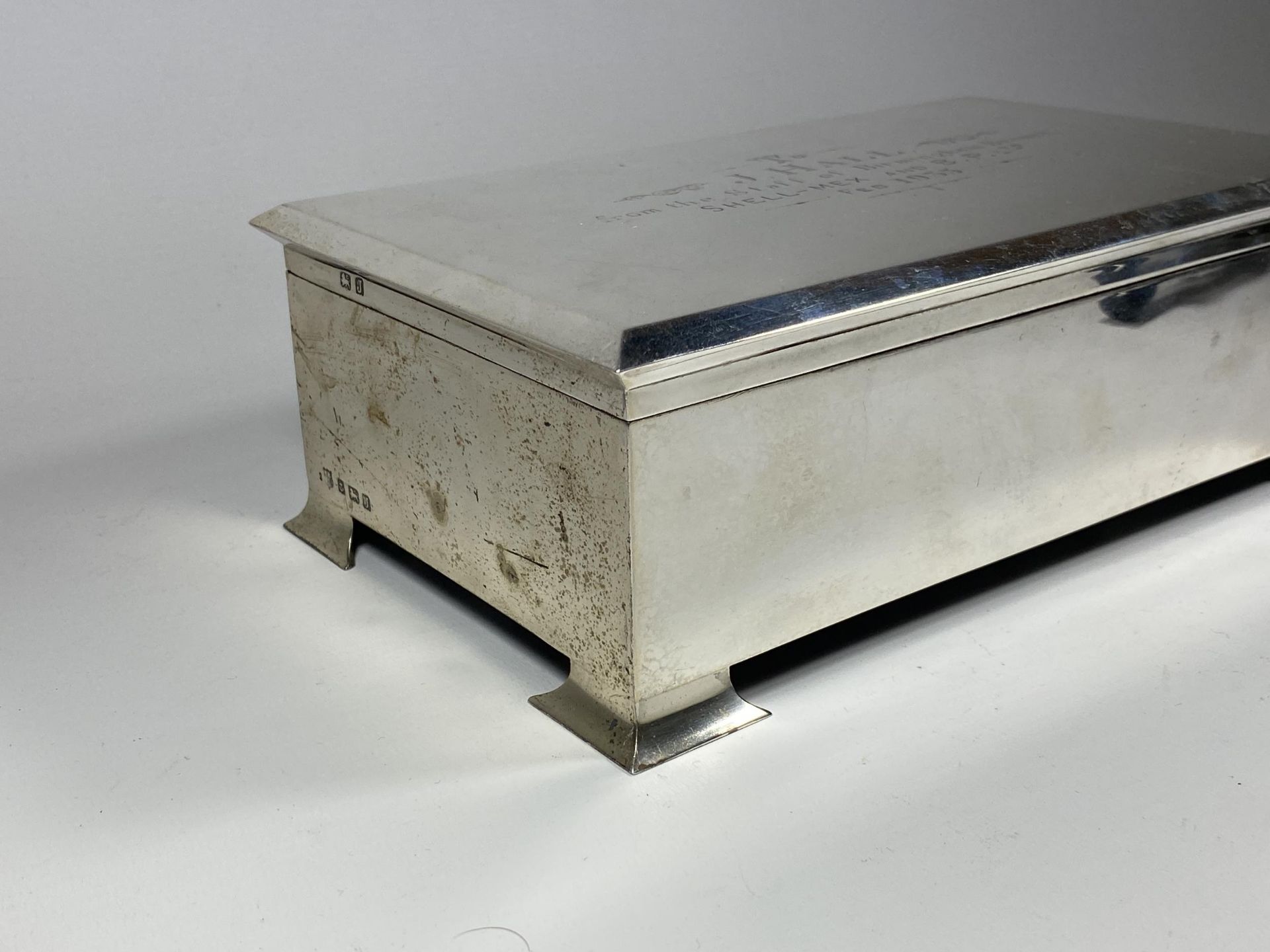 AN ART DECO 1930'S HALLMARKED BIRMINGHAM SILVER OVER-SIZED CIGARETTE BOX WITH SHELL-MEX & B.P - Image 3 of 7
