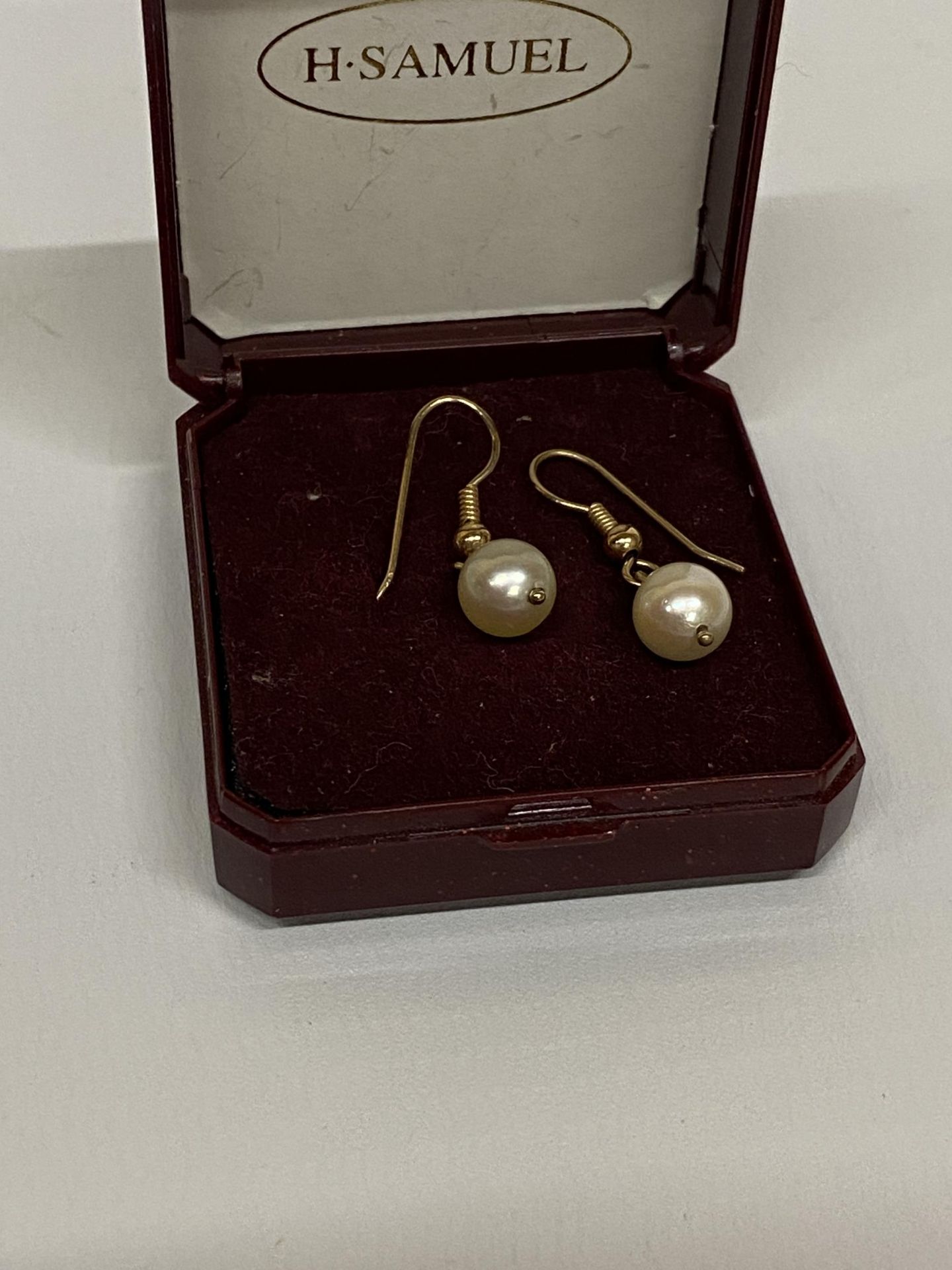 A PAIR OF YELLOW METAL, BELIEVED 9CT GOLD, PEARL EARRINGS - Image 2 of 2