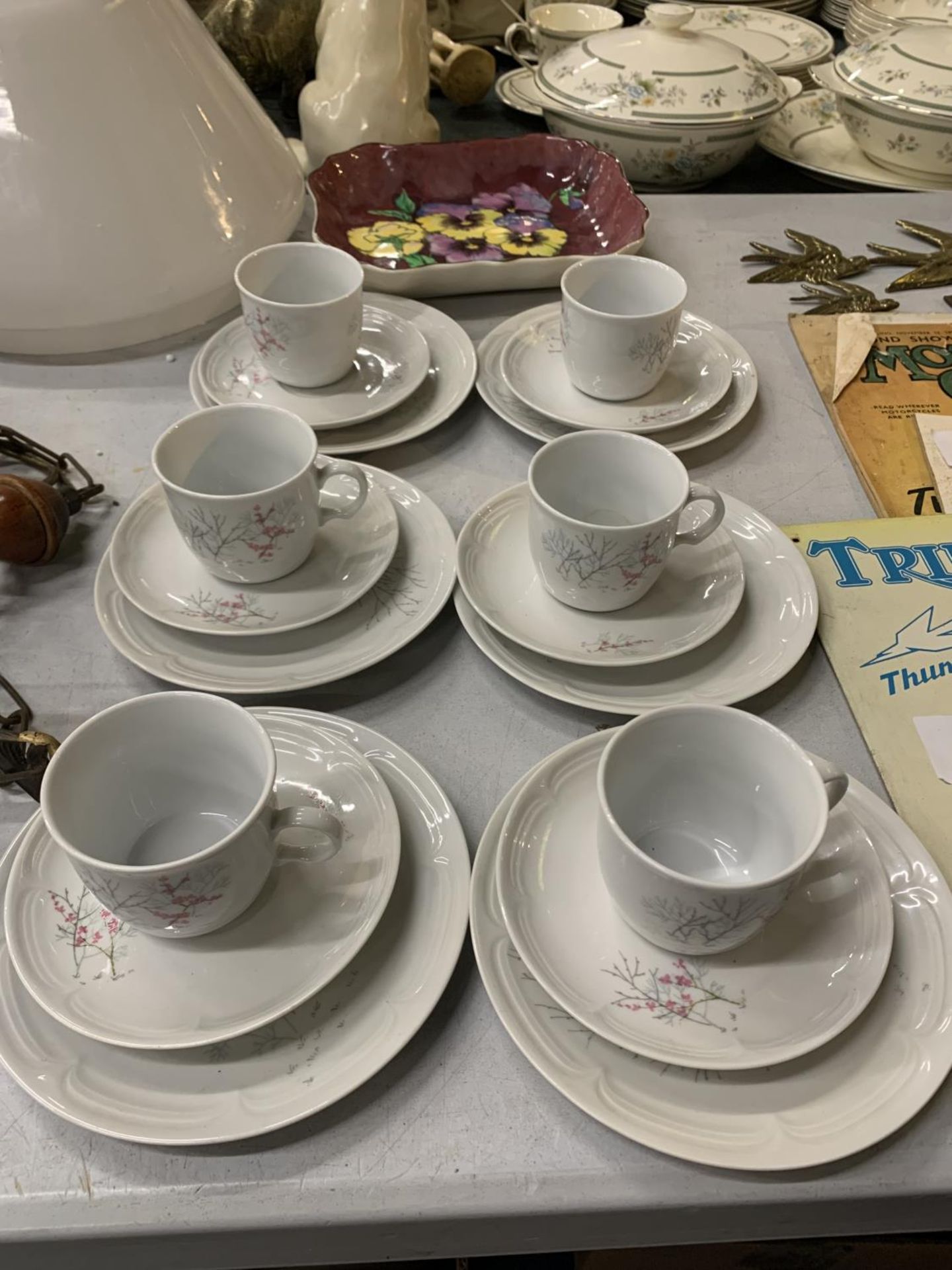 A KAHLA SET OF CUPS, SAUCERS AND SIDE PLATES WITH A ROYAL DOULTON "PANSY" BOWL