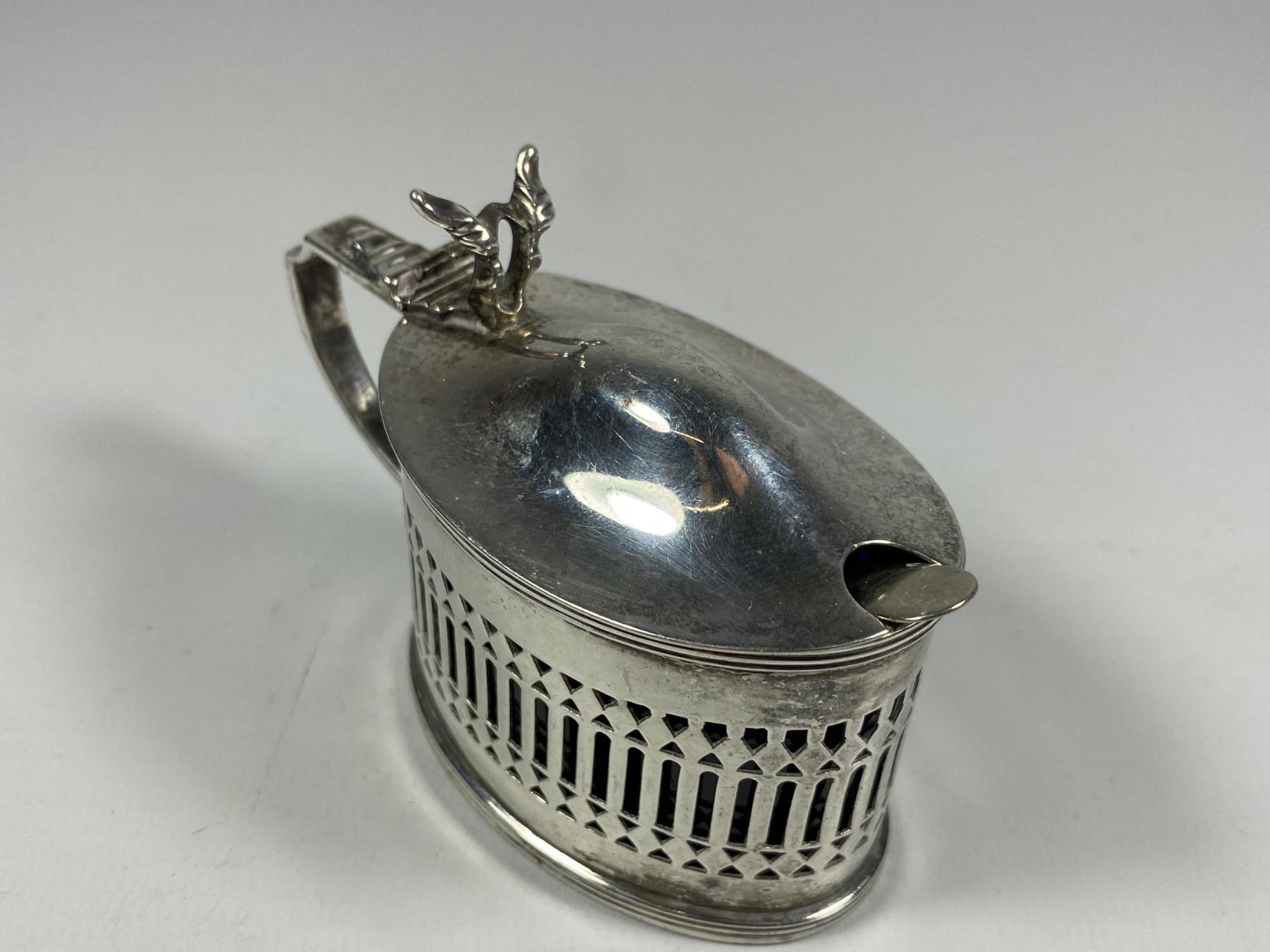 A HALLMARKED SILVER MUSTARD POT WITH LINER AND EPNS SPOON - Image 2 of 4