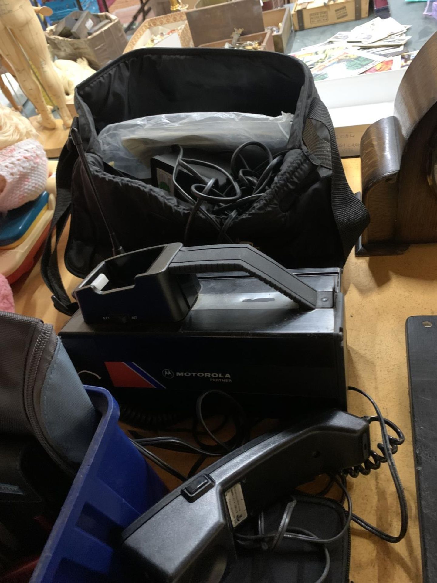 A MIXED LOT TO INCLUDE VARIOUS ITEMS TO INCLUDE CAMERA'S, MOTOROLA PHONE AND CHARGER, CUTLERY - Image 4 of 4