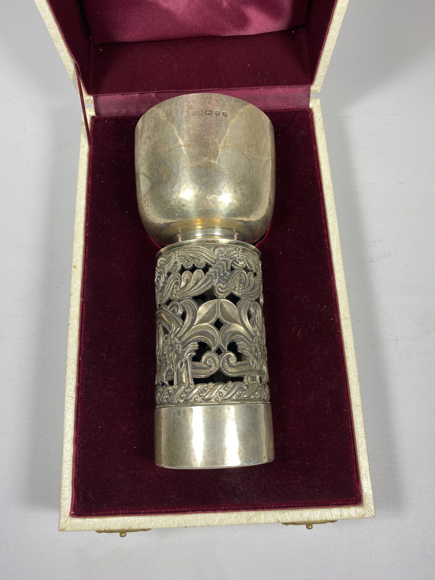 A BOXED 1976 AURUM HALLMARKED SILVER LIMITED EDITION COMMEMORATIVE CUP, WEIGHT 327G - Image 2 of 5