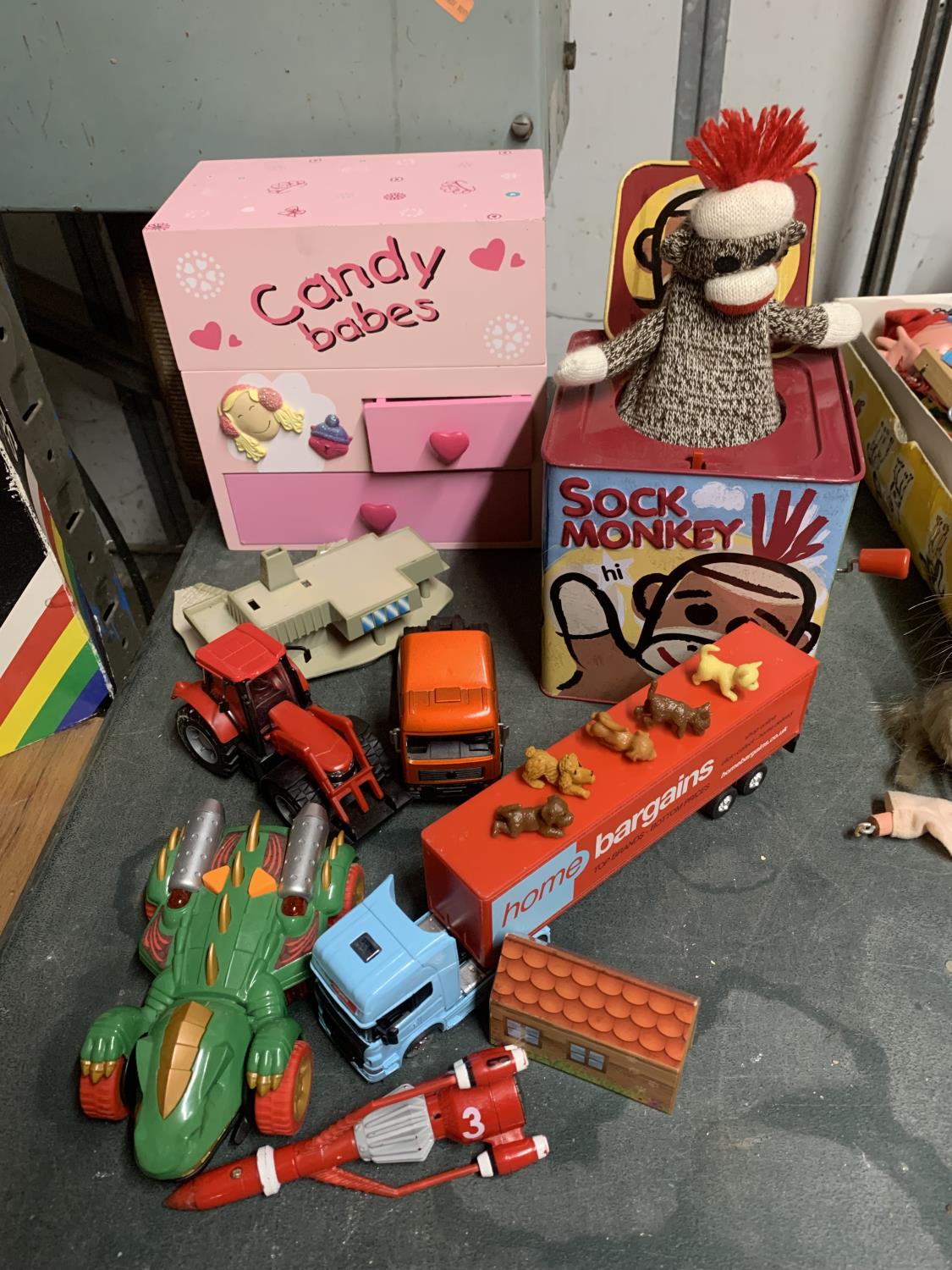 VARIOUS TOYS TO INCLUDE A JACK IN A BOX, VEHICLES, CANDY BABAES CHEST ETC