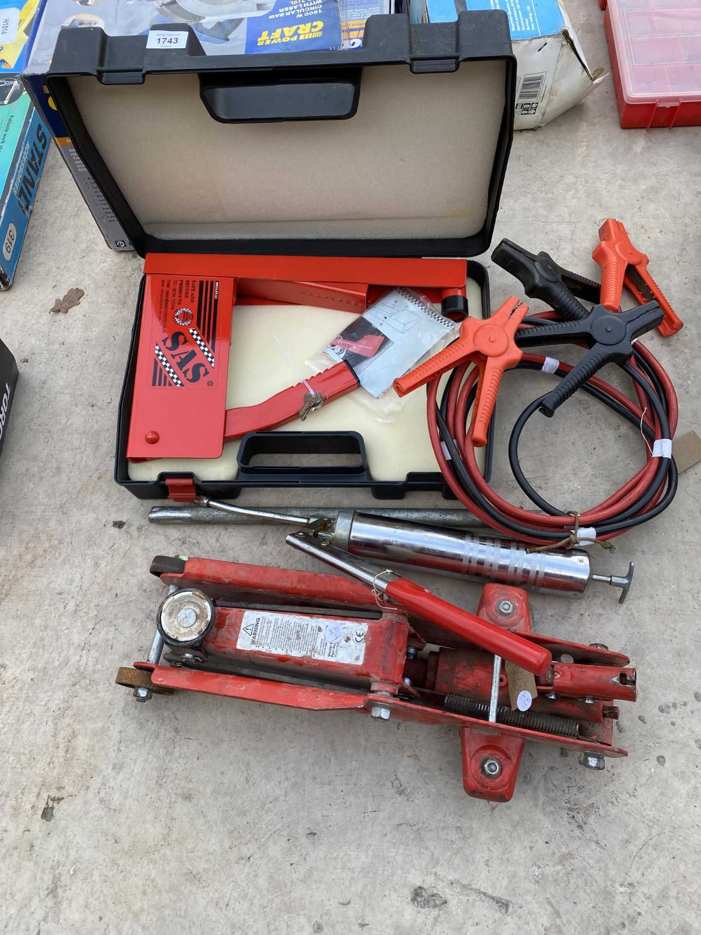 AN ASSORTMENT OF ITEMS TO INCLUDE A TROLLEY JACK AND JUMP LEADS ETC