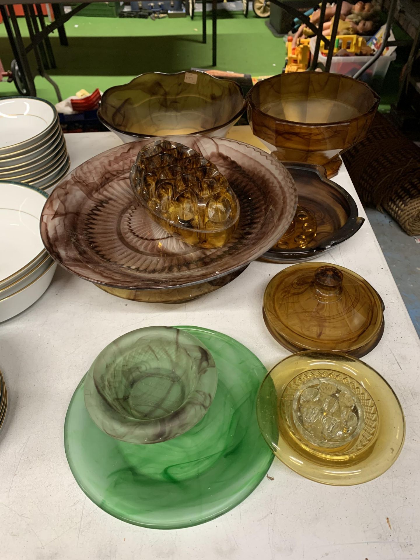 A LARGE QUANTITY OF CLOUD GLASS IN VARIOUS COLOURS TO INCLUDE BOWLS, PLATES, FROGS, ETC