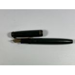 A VINTAGE PARKER 14CT GOLD NIBBED FOUNTAIN PEN