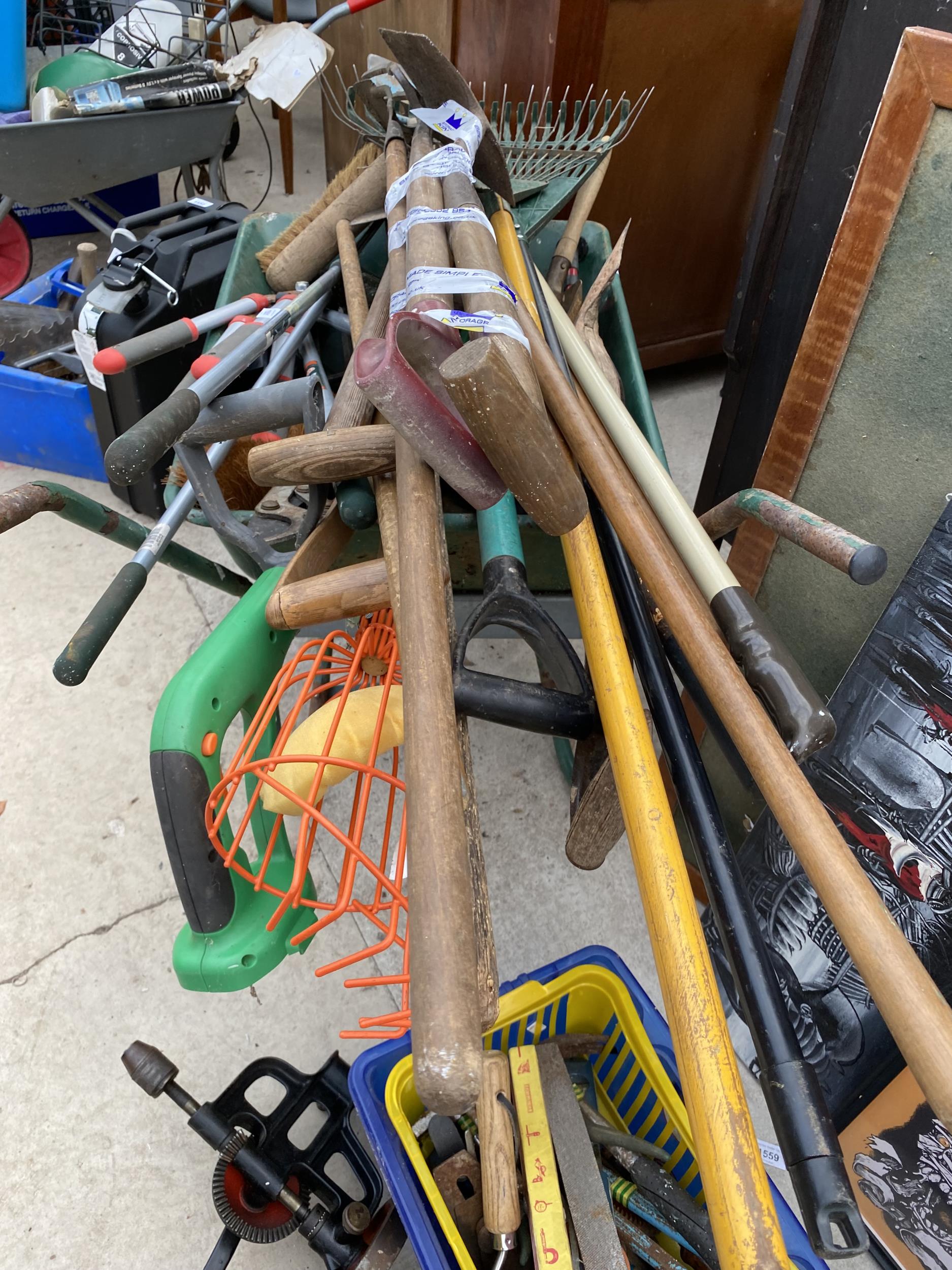 A LARGE ASSORTMENT OF GARDEN TOOLS TO INCLUDE A WHEEL BARROW, SHEARS AND HOES ETC - Image 3 of 6