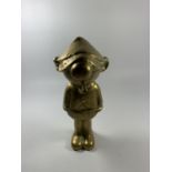 A VERY HEAVY BRASS FIGURE OF ANDY CAPP HEIGHT 23CM