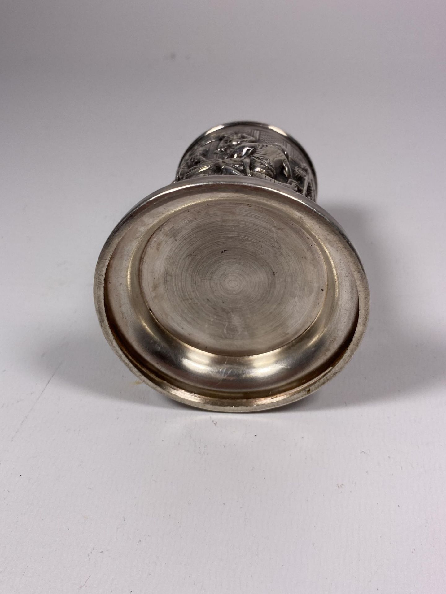 A TESTED SILVER, POSSIBLY DUTCH, BEAKER ON STAND WITH A DESIGN OF A COOPERSMITH, WEIGHT 78G - Image 3 of 3