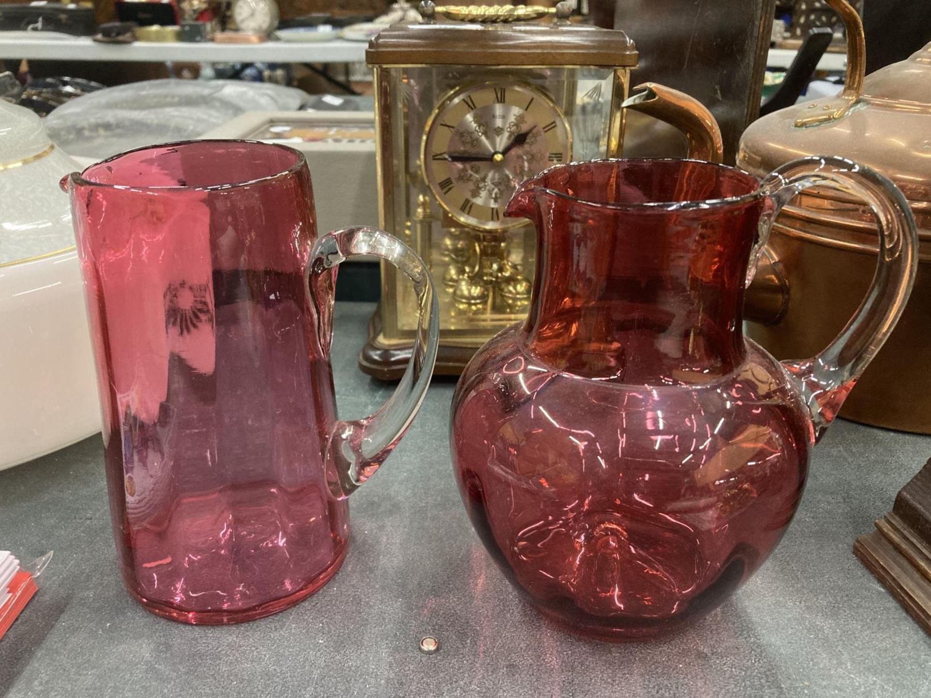 A PAIR OF CRANBERRY GLASS JUGS HEIGHT 16CM - Image 3 of 4