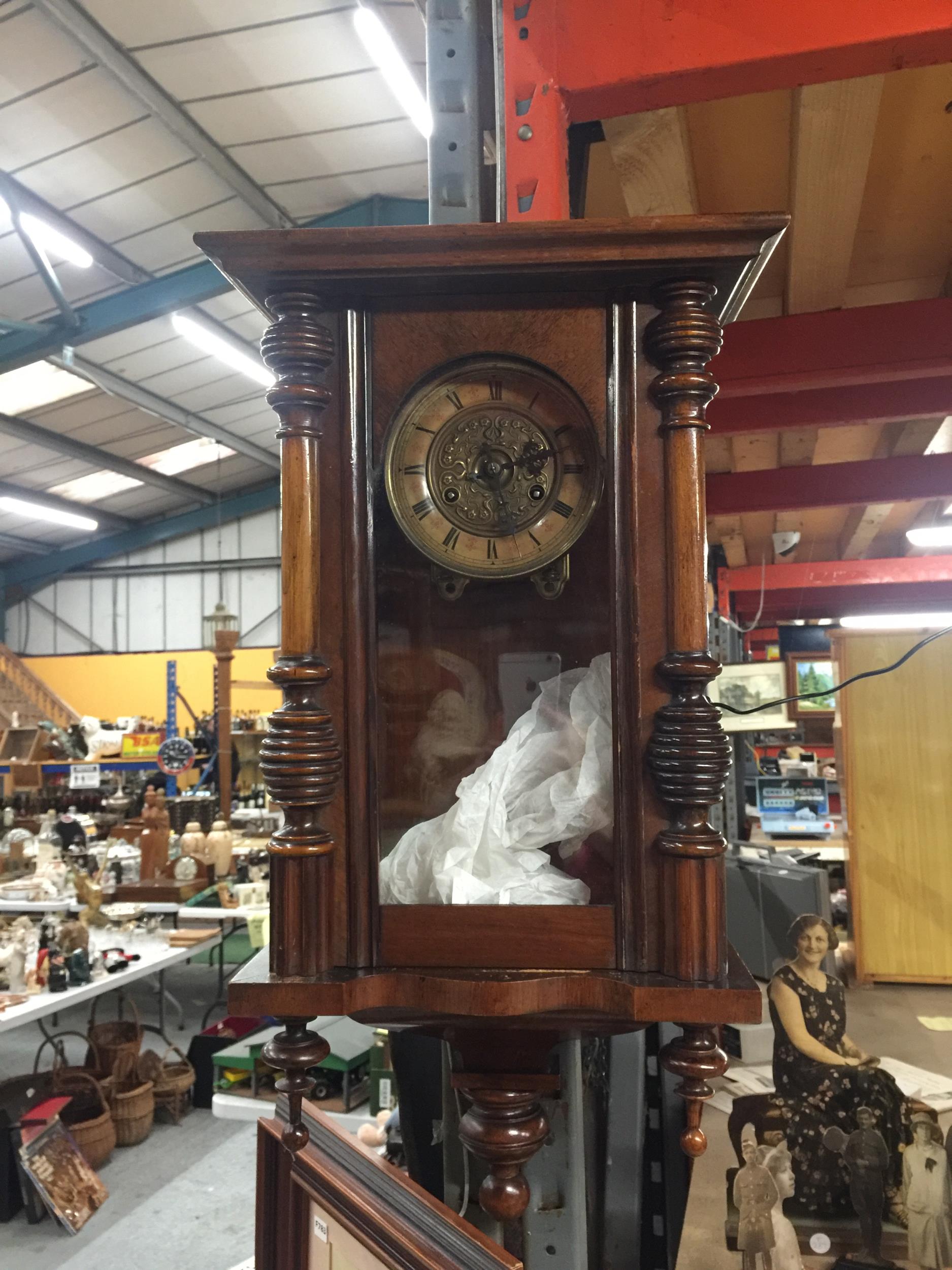 A MAHOGANY FRAMED VINTAGE STYLE WALL CLOCK WITH PENDULUM AND KEY