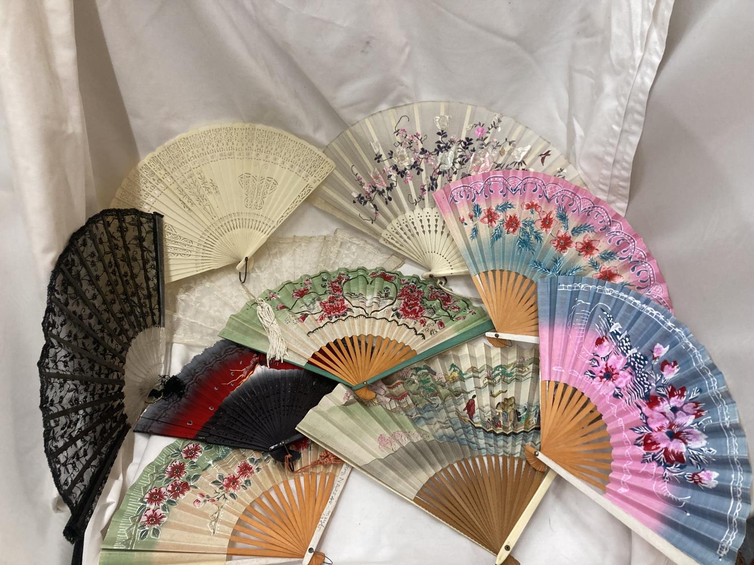 A QUANTITY OF VINTAGE FANS TO INCLUDE PAPER AND LACE EXAMPLES - 10 IN TOTAL - Image 4 of 4