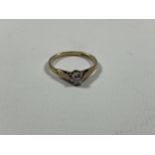 A 9CT YELLOW GOLD DIAMOND SOLITAIRE RING, 1.4G